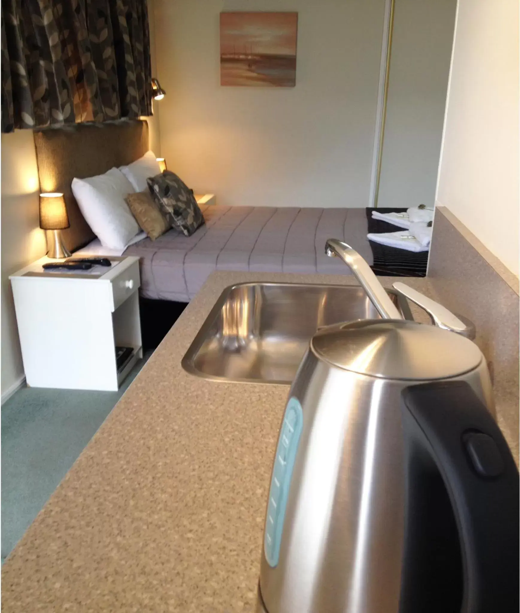 Bed, Kitchen/Kitchenette in Aalton Motel