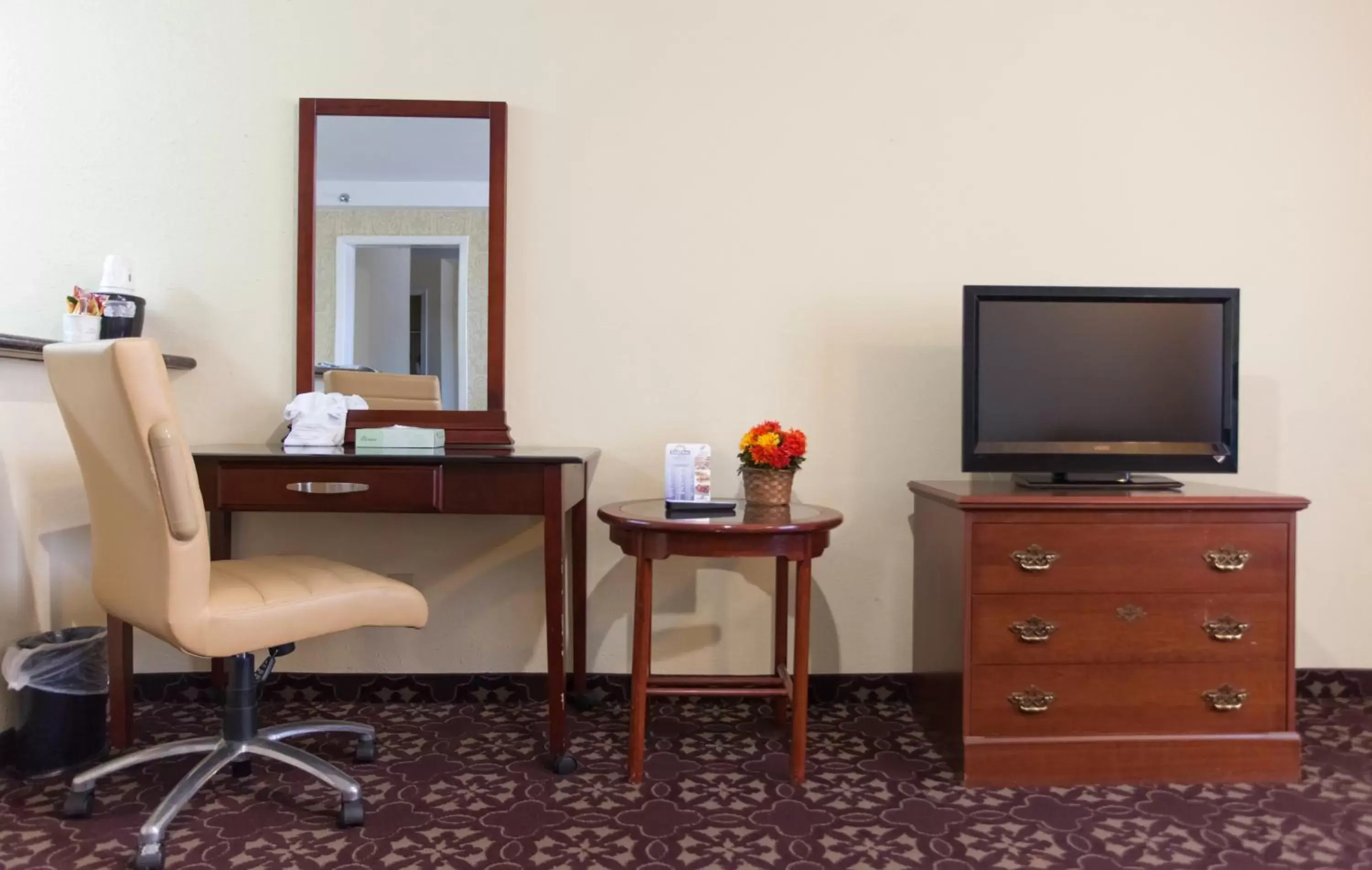 TV and multimedia, TV/Entertainment Center in Days Inn by Wyndham Shenandoah