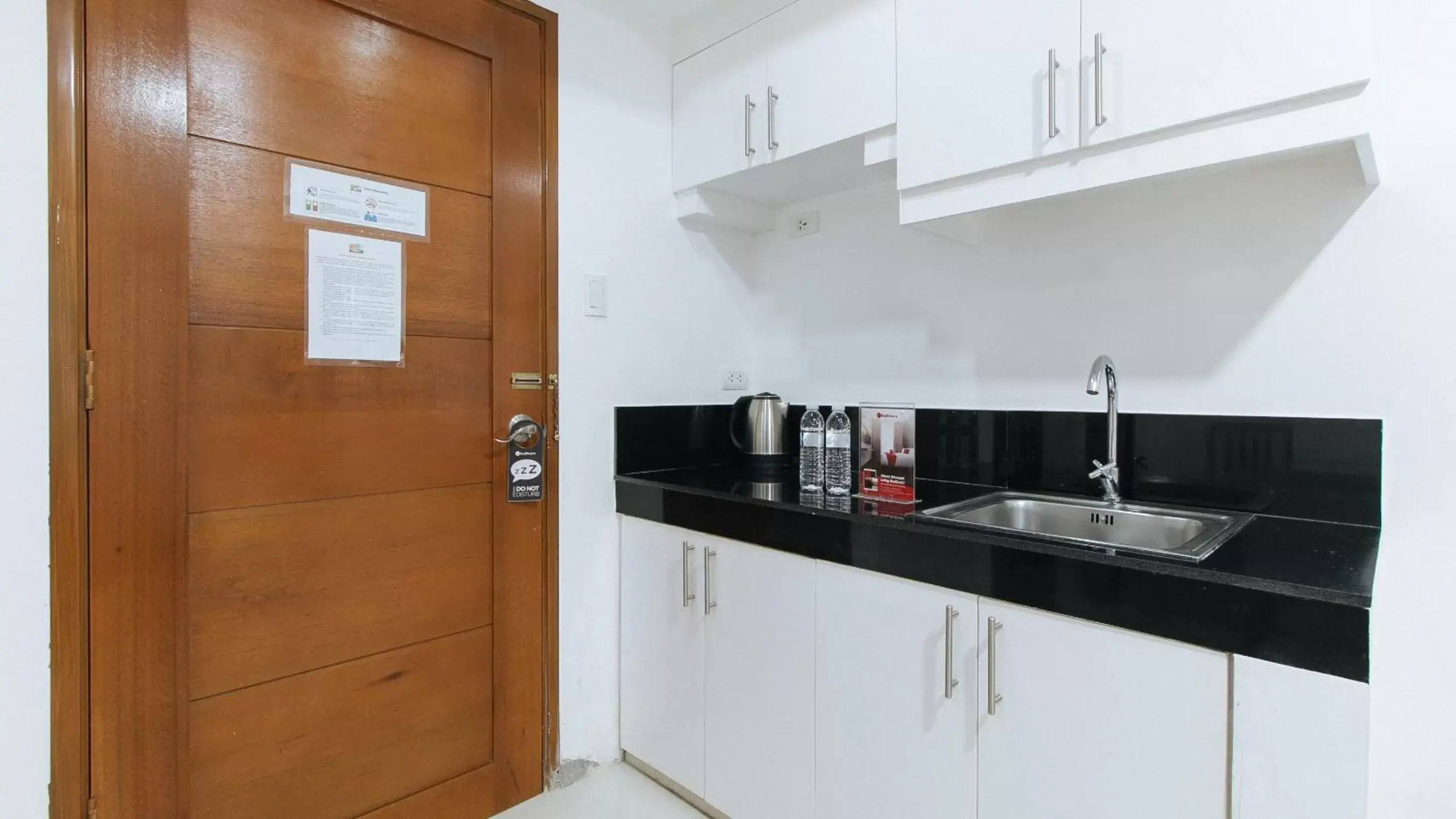 Bedroom, Kitchen/Kitchenette in RedDoorz @ DBuilders Bangkal Makati