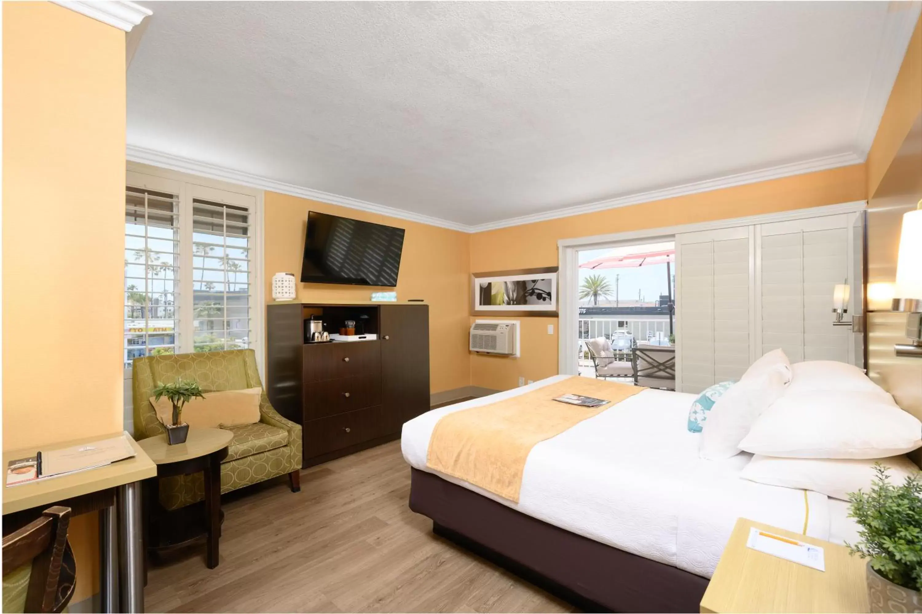 Bedroom in Little Inn By The Bay Newport Beach Hotel