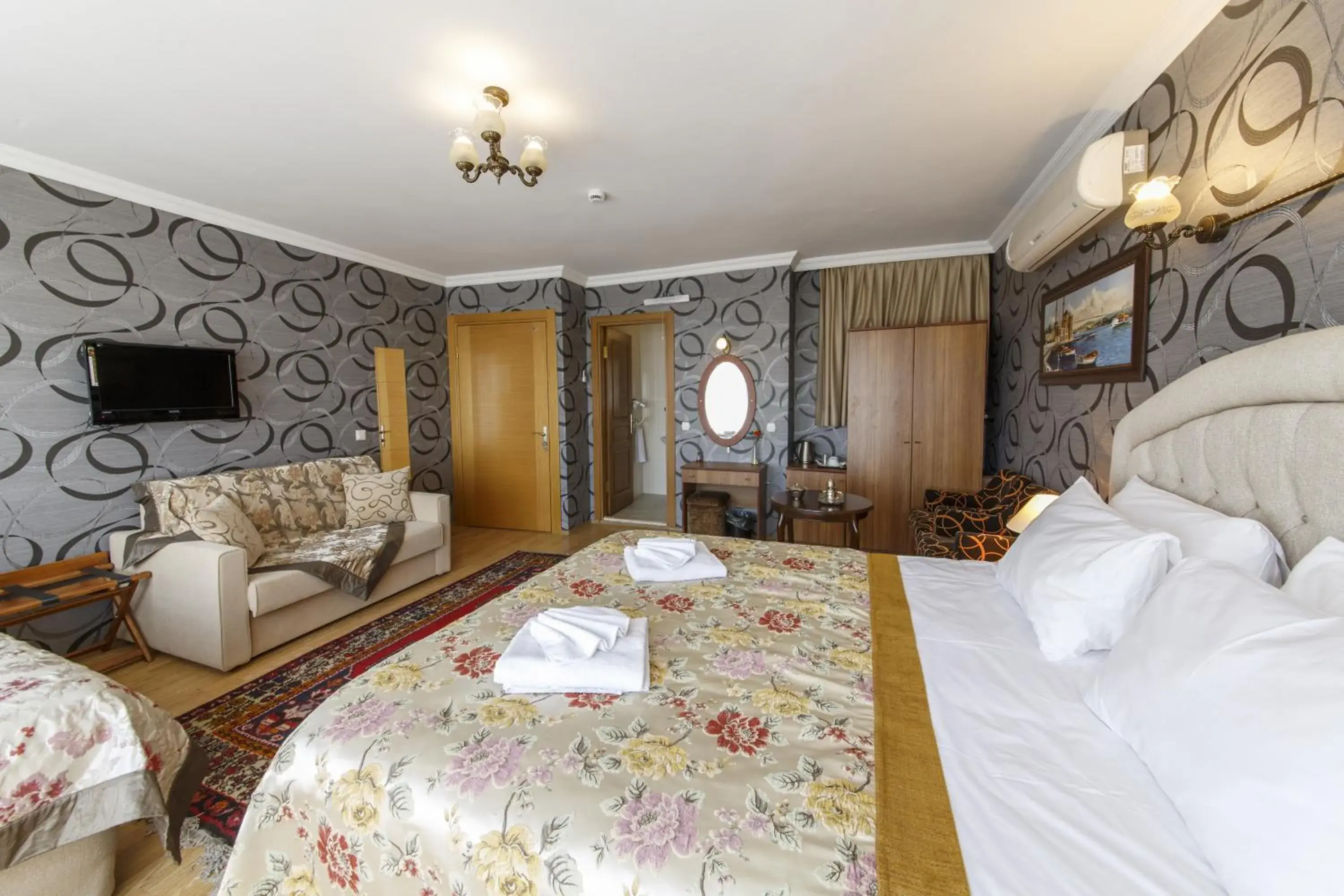 Photo of the whole room, Bed in Hotel Ipekyolu