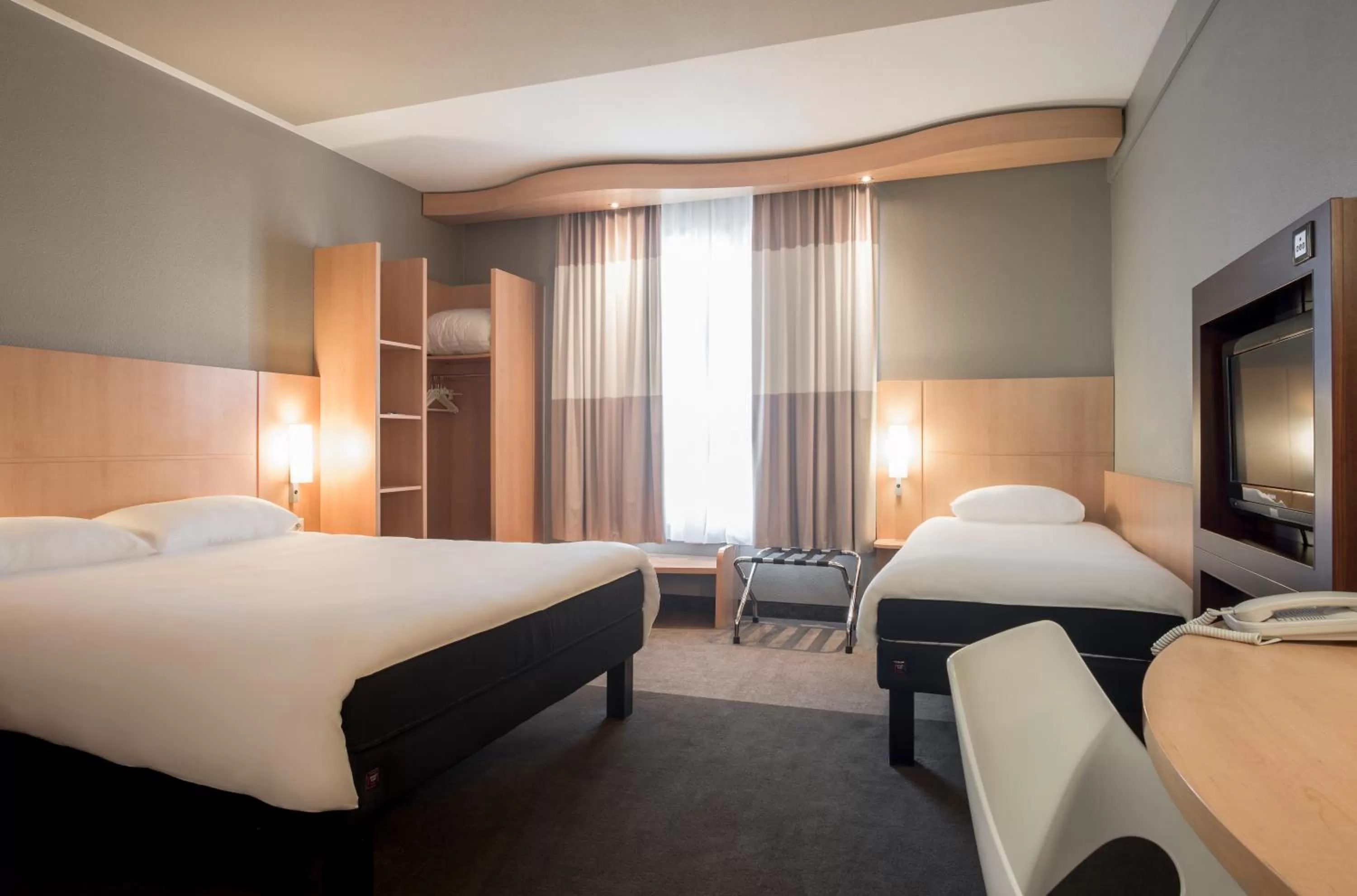 Communal lounge/ TV room, Bed in ibis Hotel Brussels Centre Gare du Midi