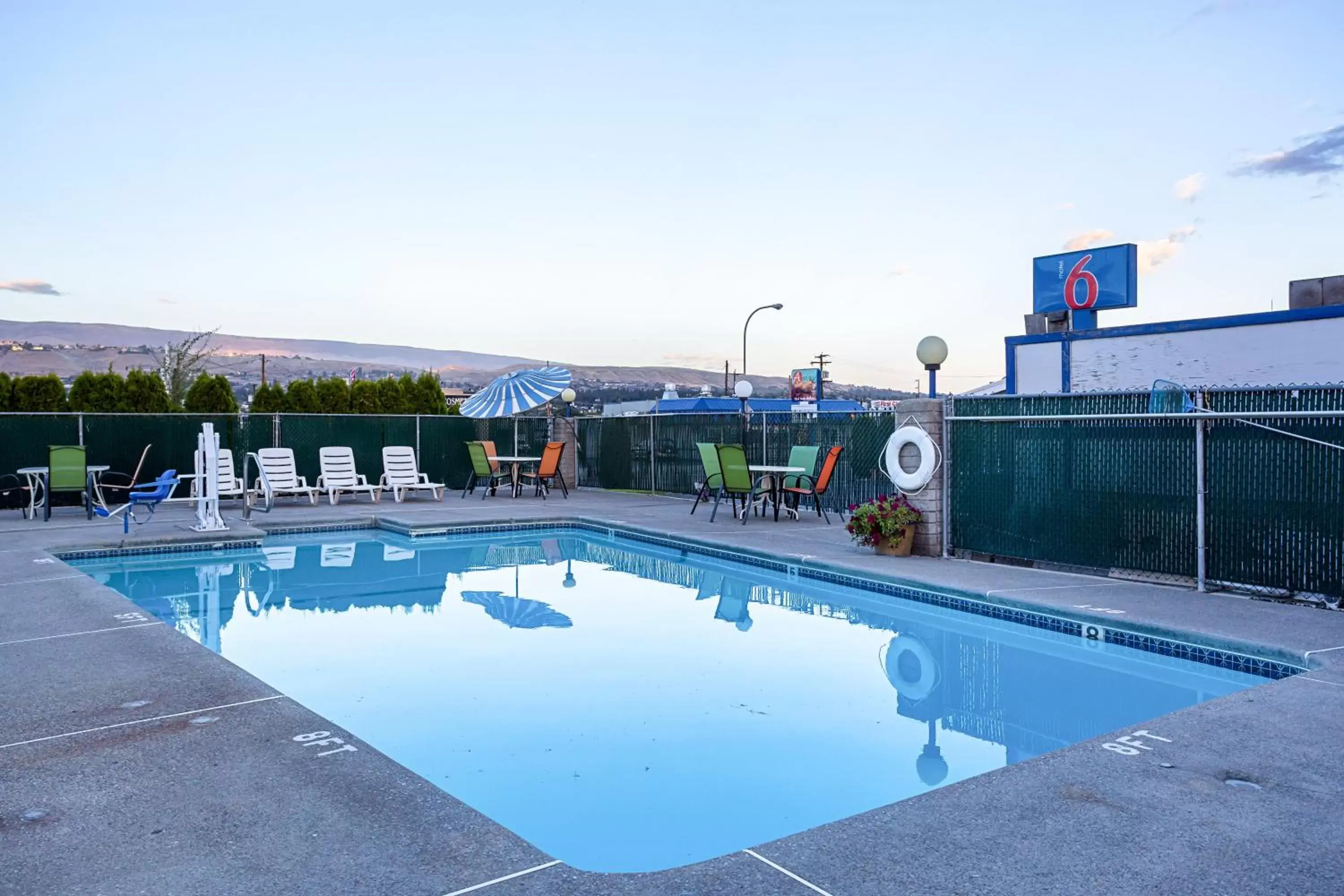 Swimming pool, Property Building in Motel 6-Wenatchee, WA