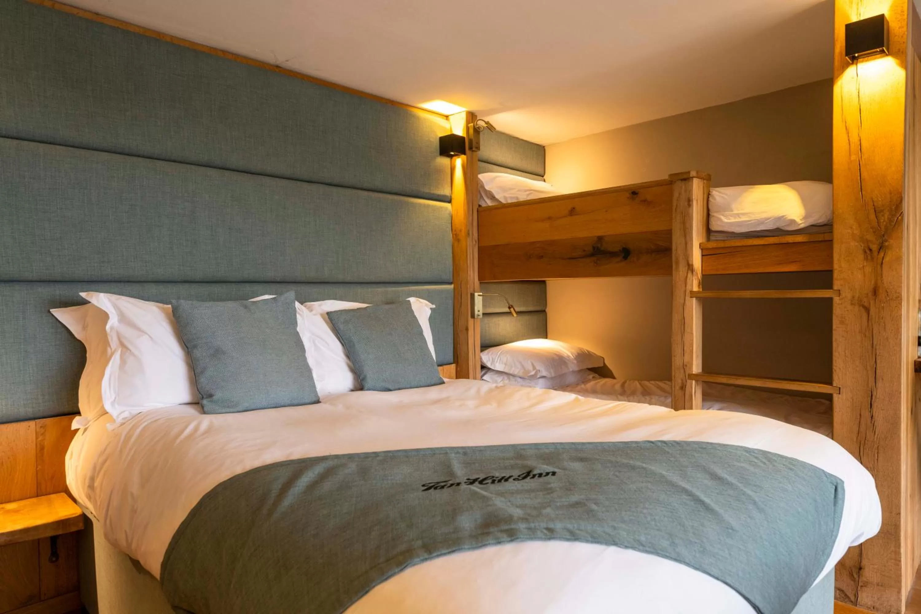 Photo of the whole room, Bed in The Tan Hill Inn