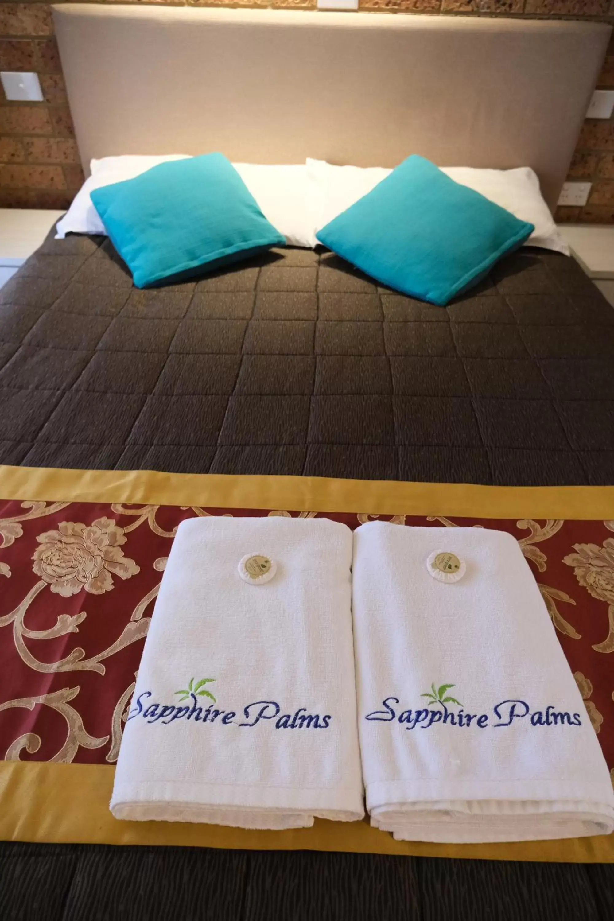 Bed in Sapphire Palms Motel