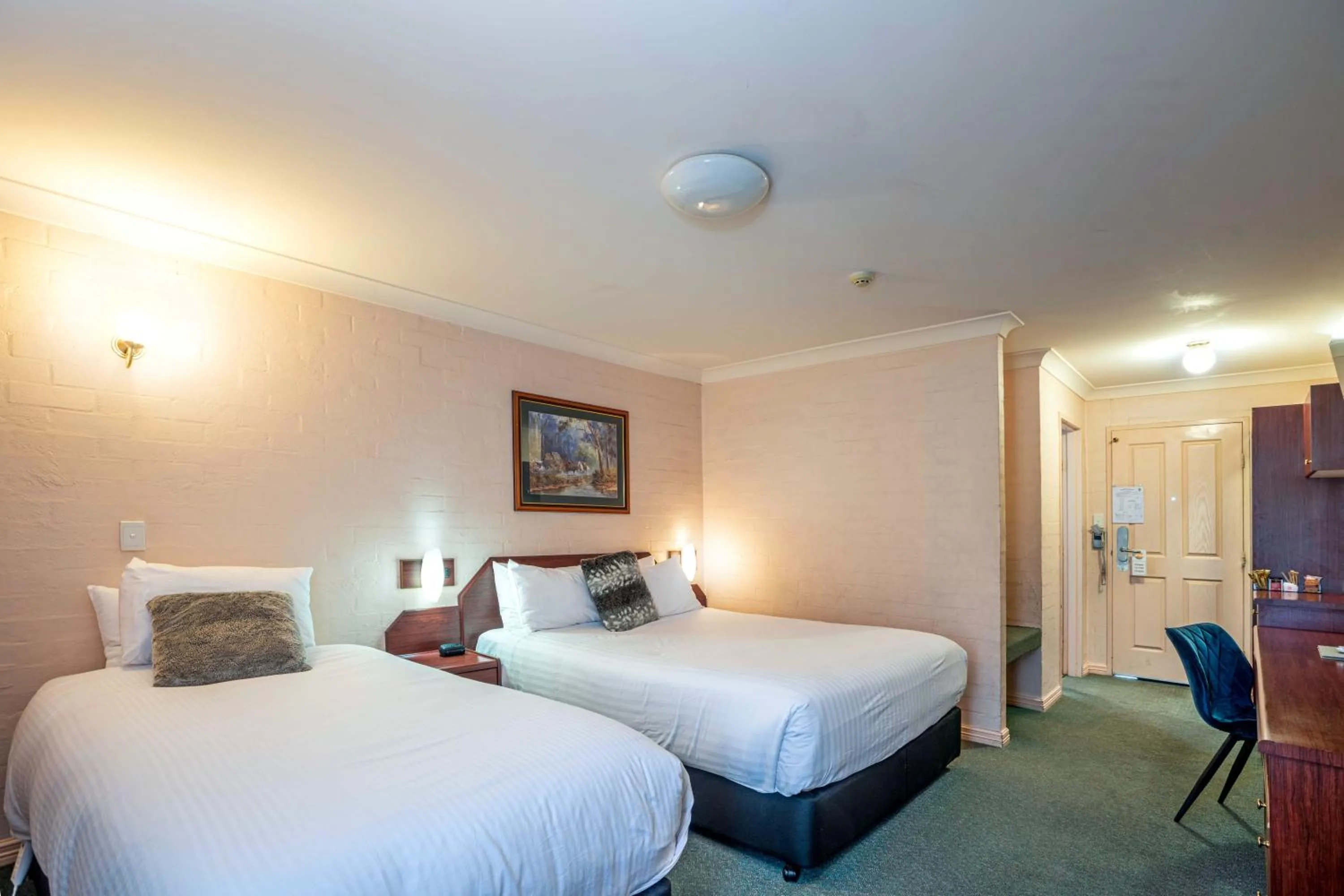 Bedroom, Bed in Town Square Motel