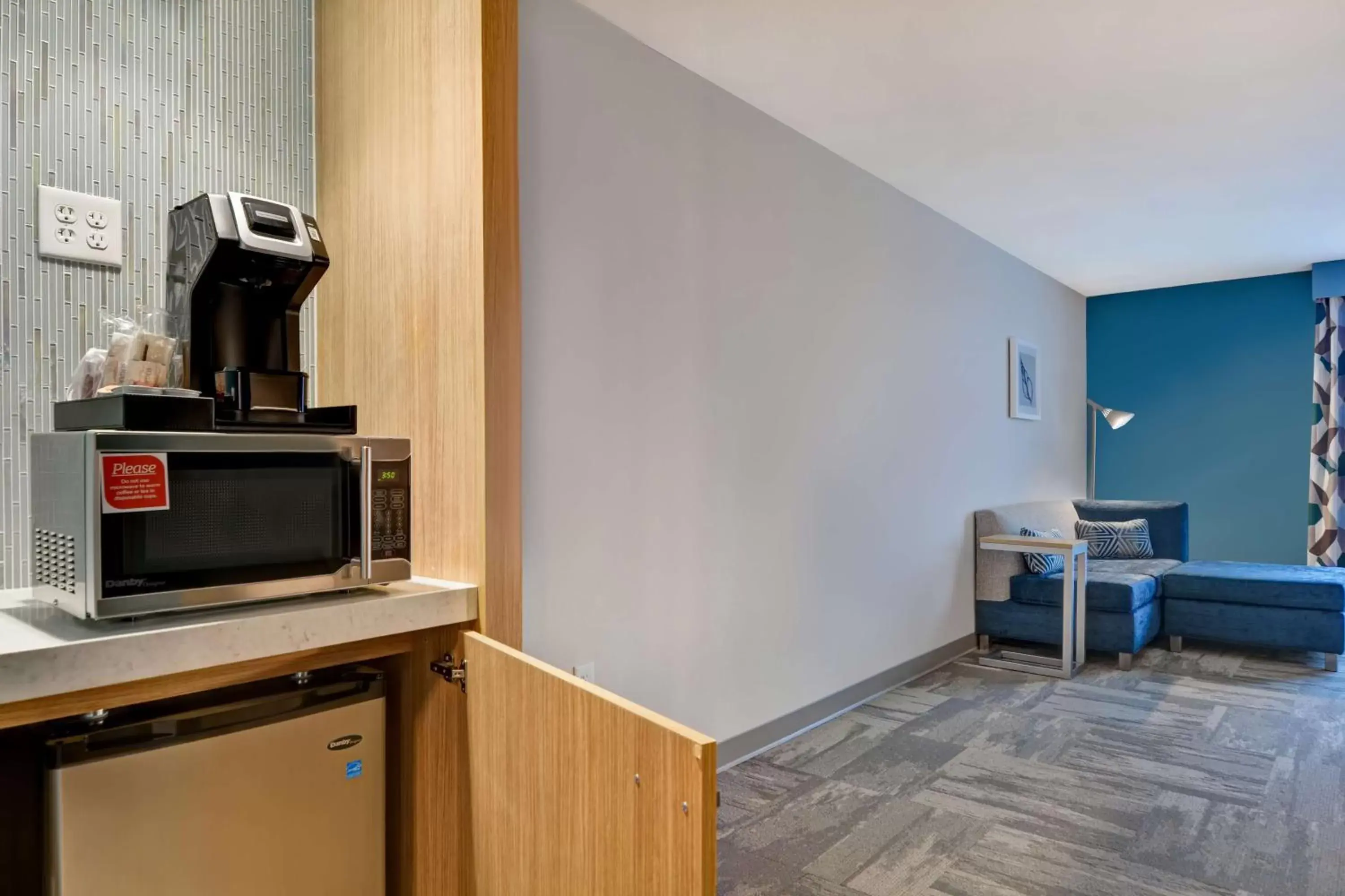 Living room, Kitchen/Kitchenette in Hilton Garden Inn Destin Miramar Beach, Fl