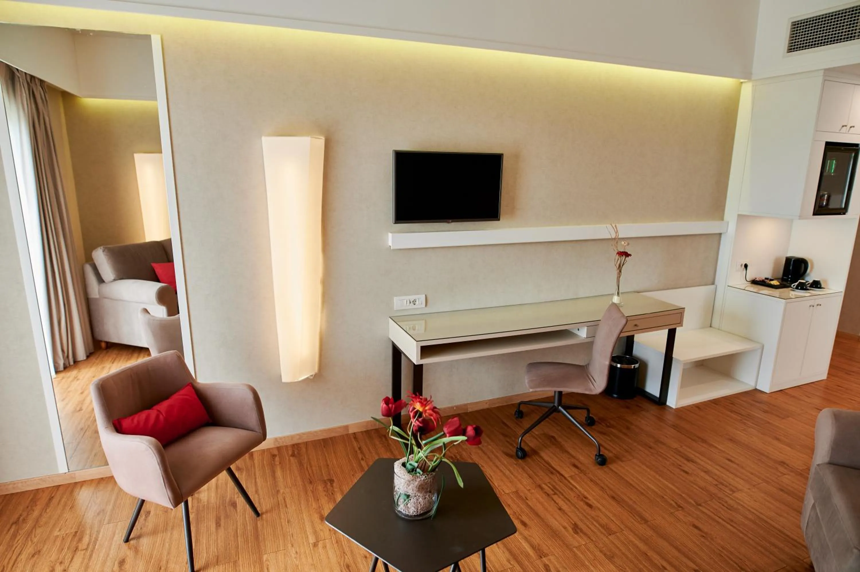 TV and multimedia in Ramada Plaza by Wyndham Thraki