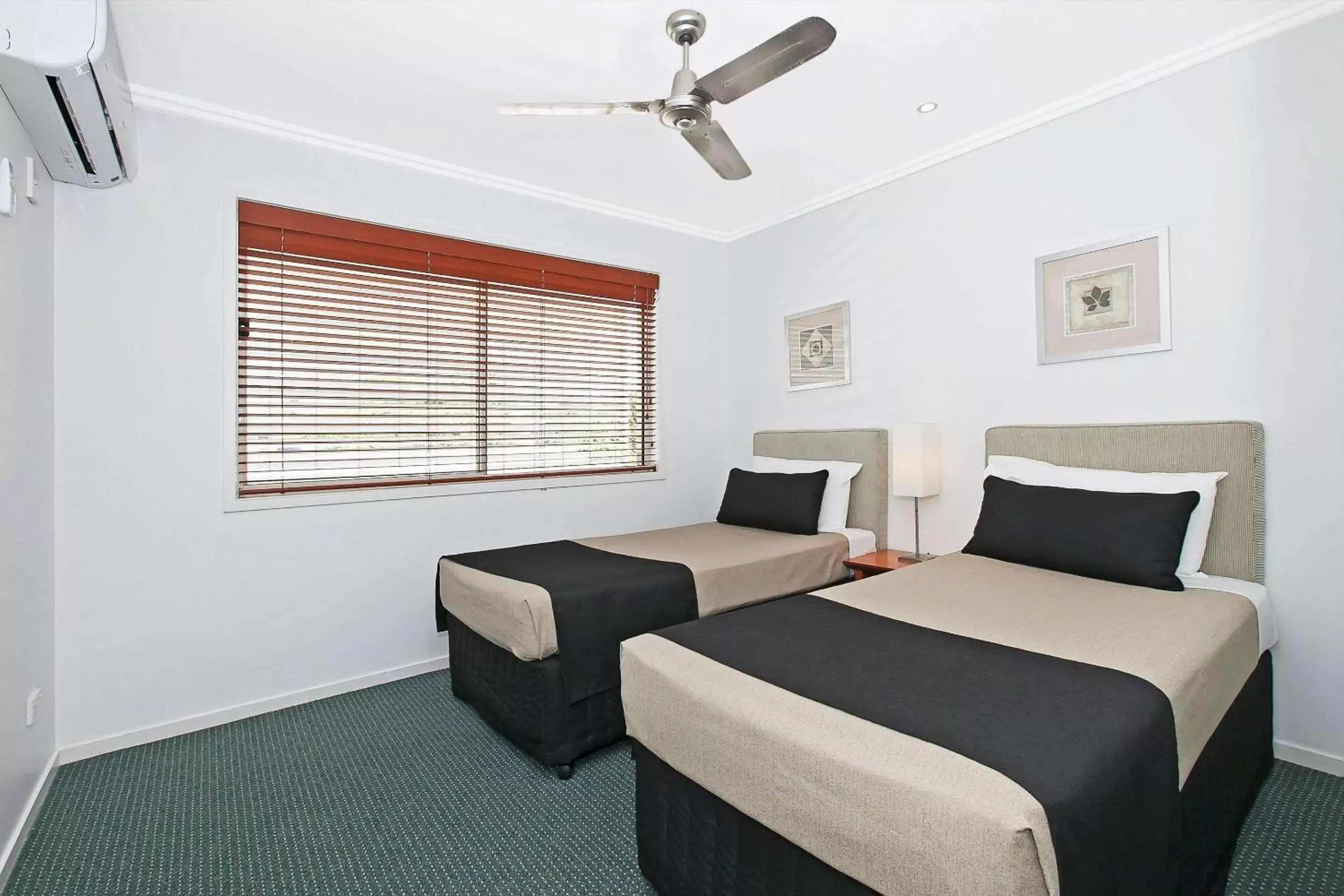 Photo of the whole room, Bed in Comfort Inn & Apartments Northgate Airport