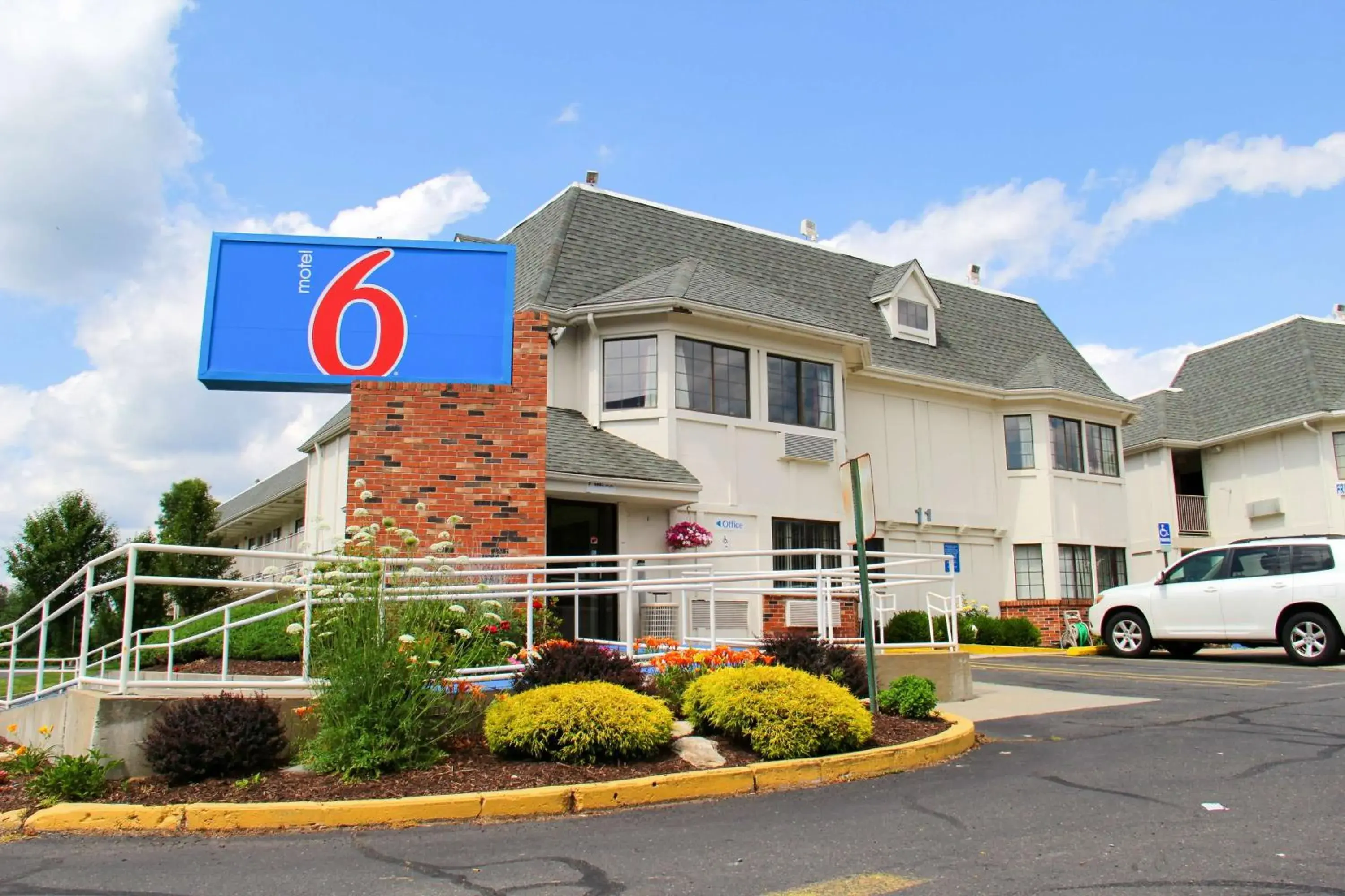 Property Building in Motel 6-Enfield, CT - Hartford