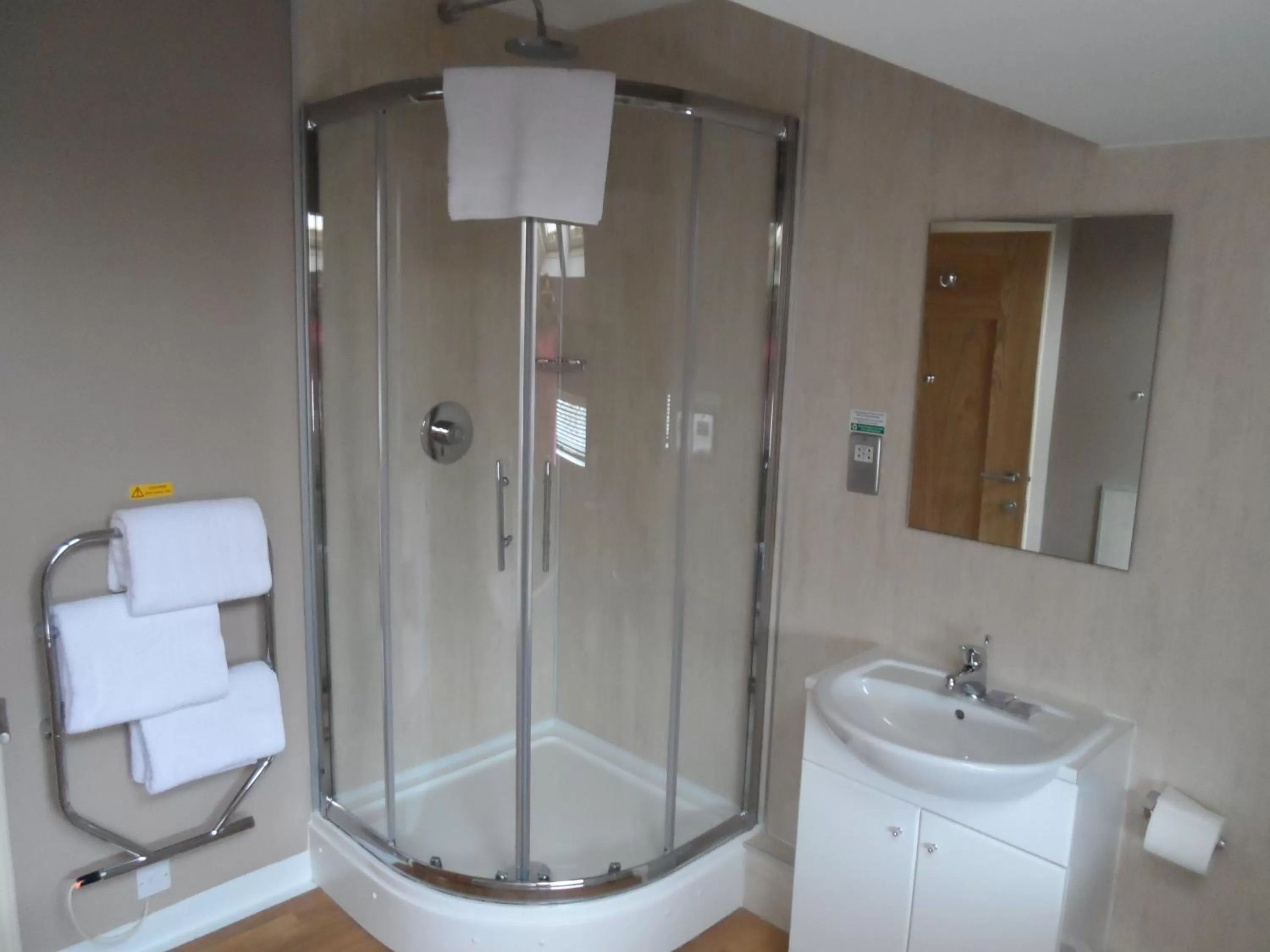 Shower, Bathroom in Breckland Lodge