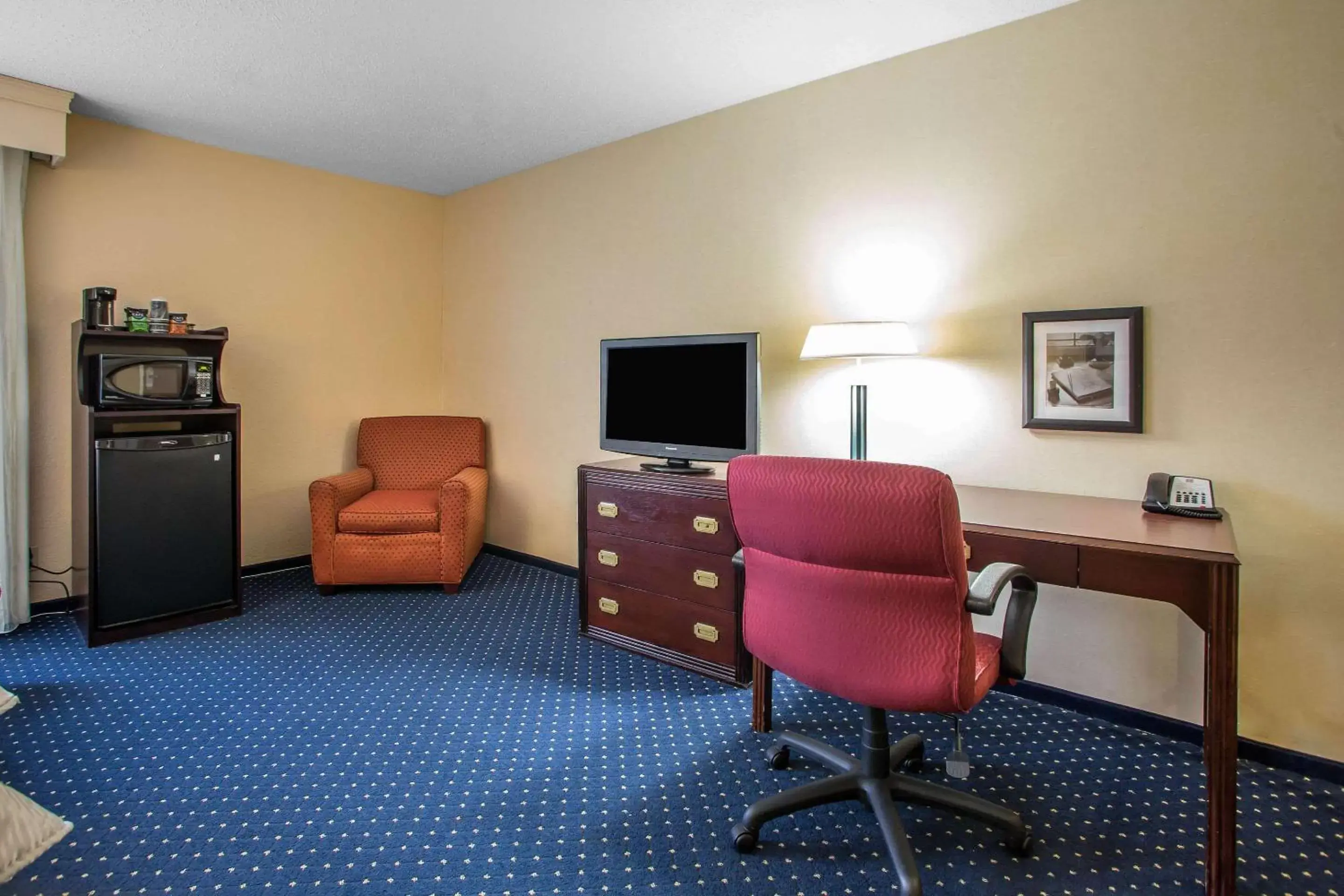 Photo of the whole room, TV/Entertainment Center in Clarion Inn Merrillville
