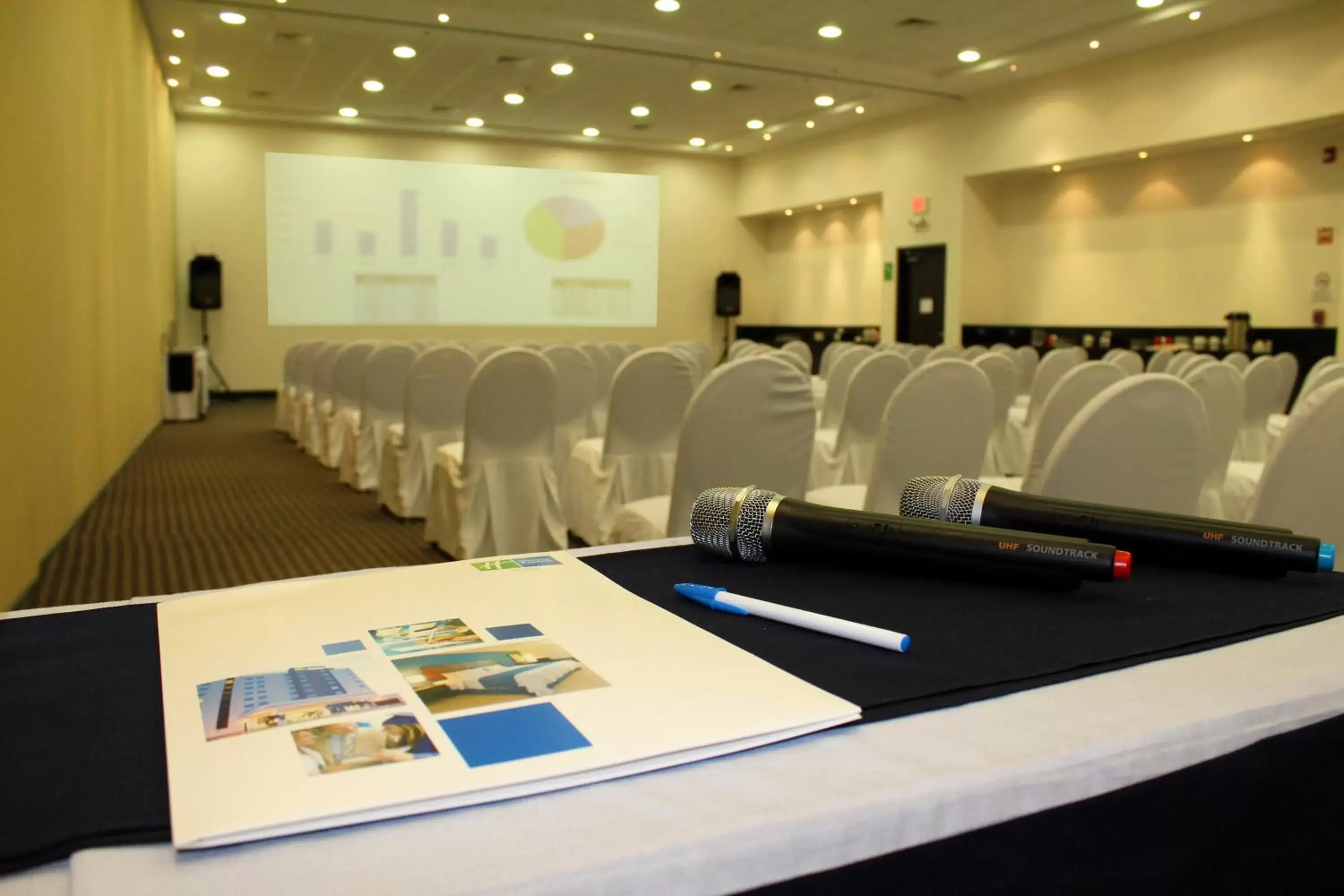 Meeting/conference room in Holiday Inn Express Mérida, an IHG Hotel