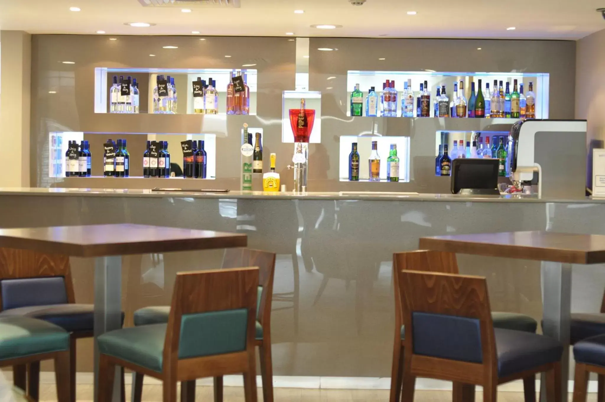 Lobby or reception, Lounge/Bar in Holiday Inn Express Earls Court, an IHG Hotel