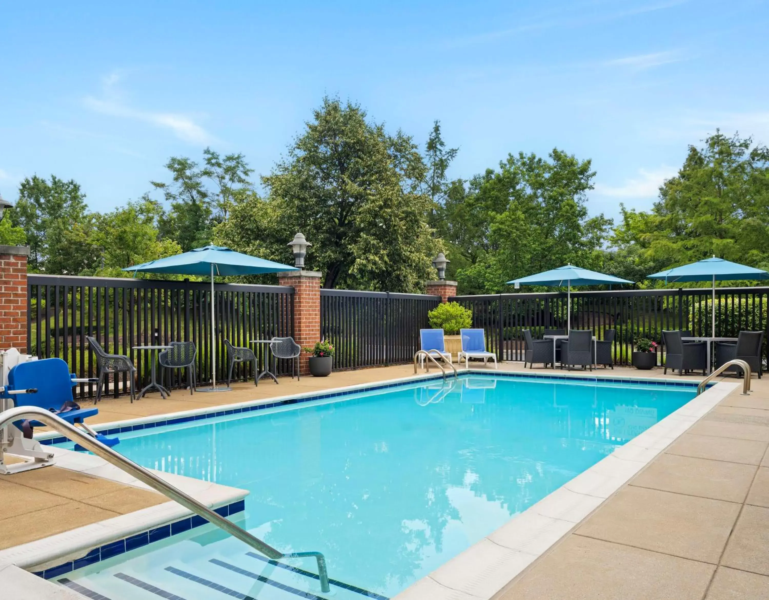 Pool view, Swimming Pool in Hampton Inn & Suites Arundel Mills/Baltimore