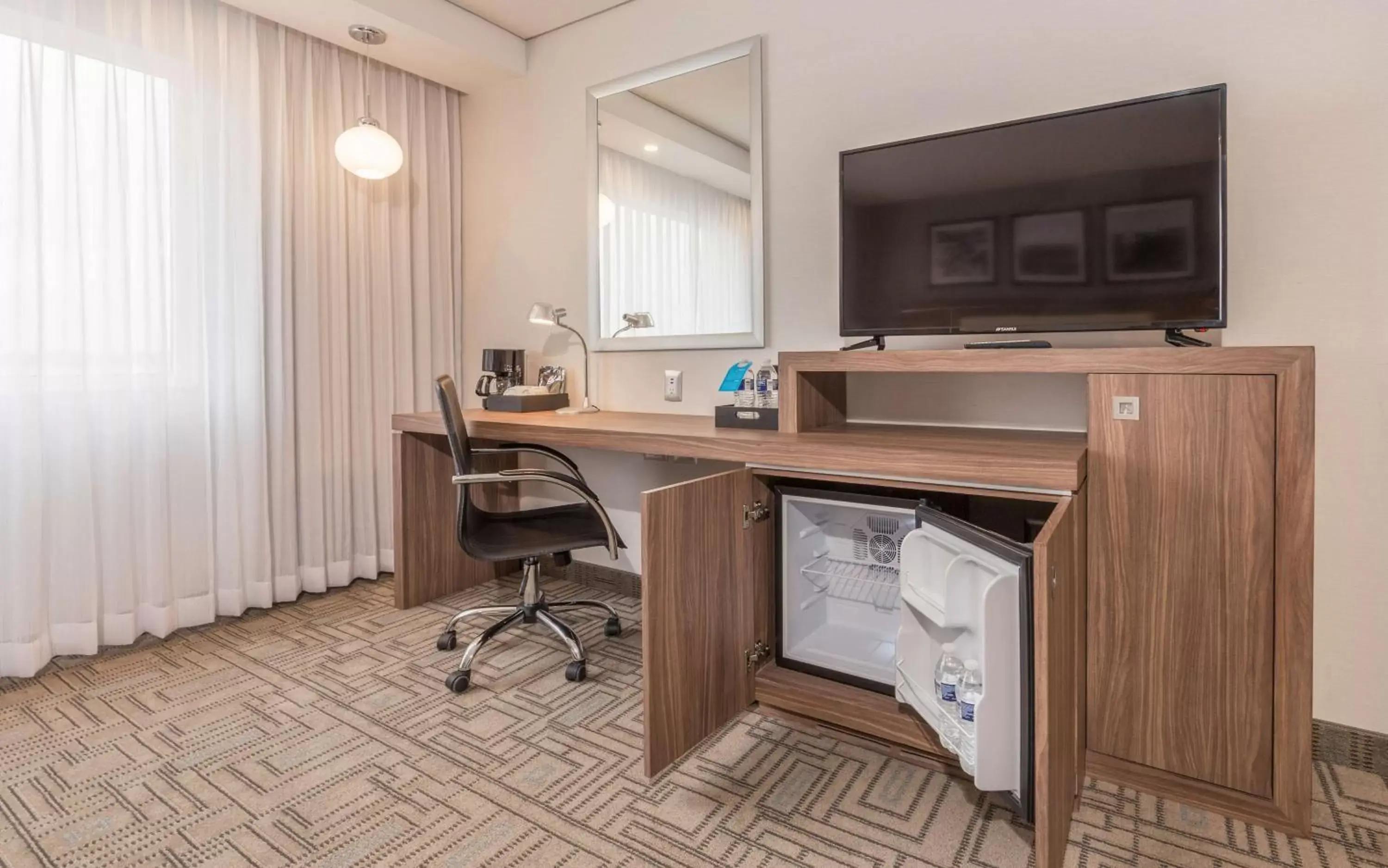 Bedroom, TV/Entertainment Center in Hampton Inn By Hilton Tijuana