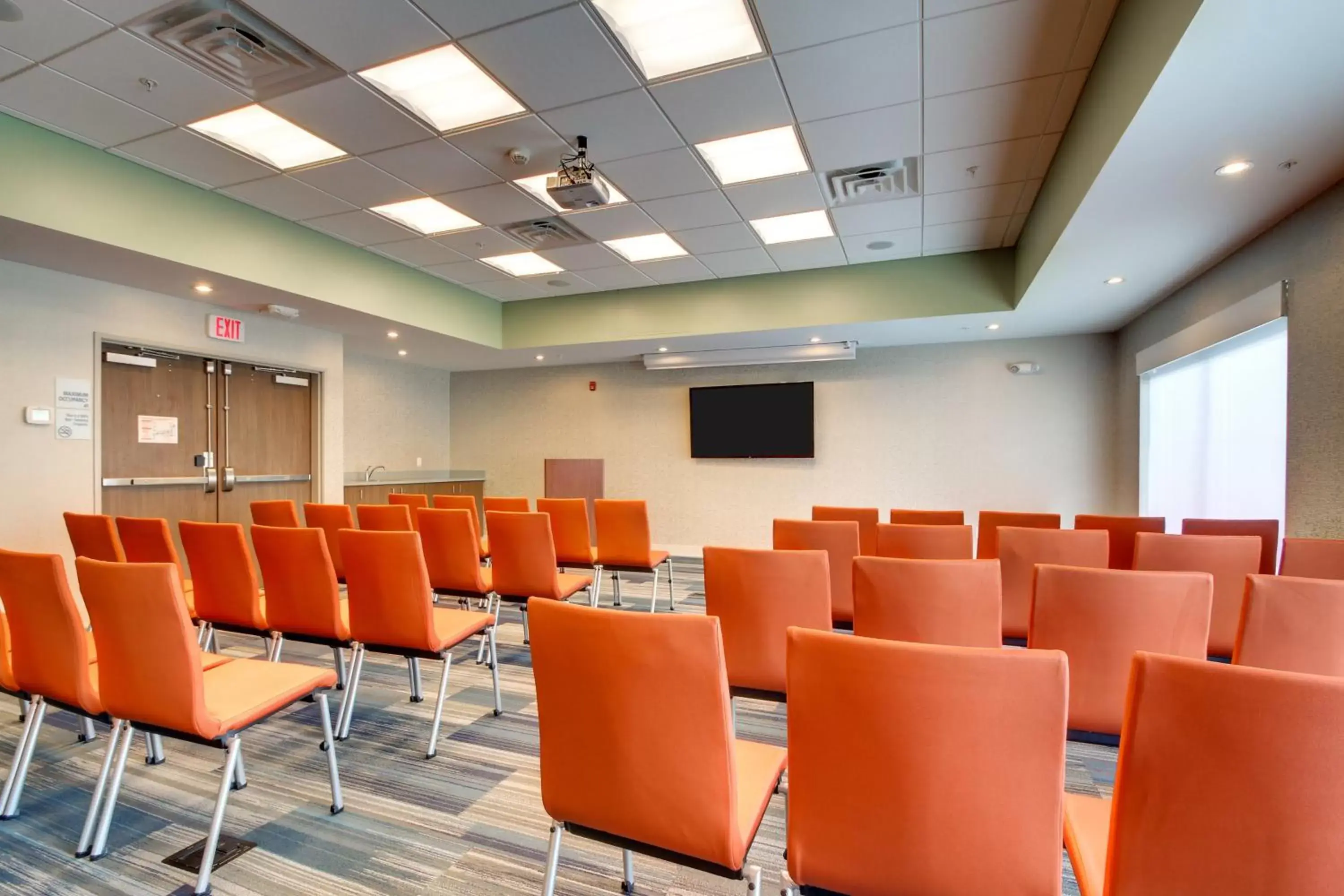 Meeting/conference room in Holiday Inn Express & Suites Galesburg, an IHG Hotel