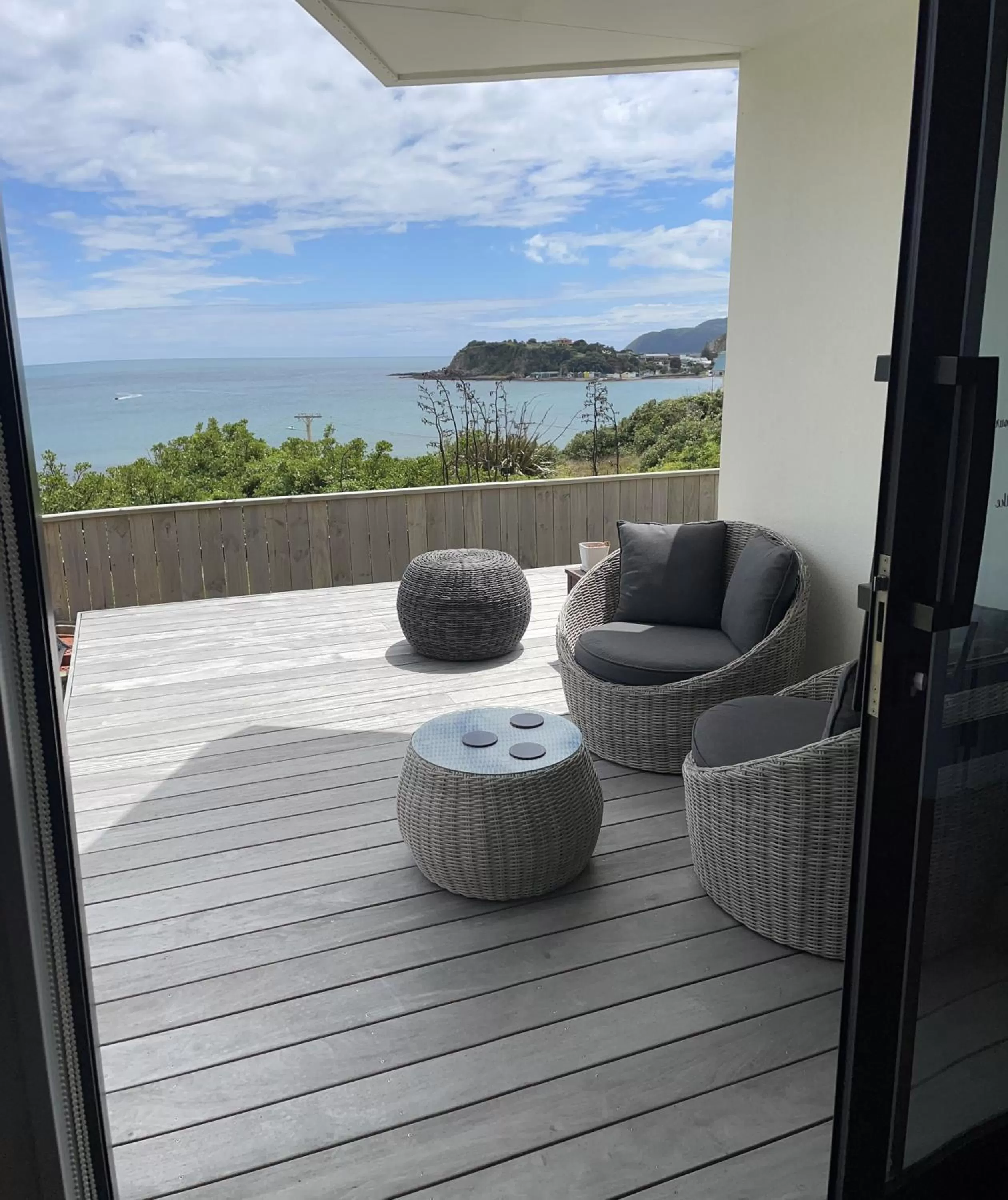 Seating area, Balcony/Terrace in Ātahu