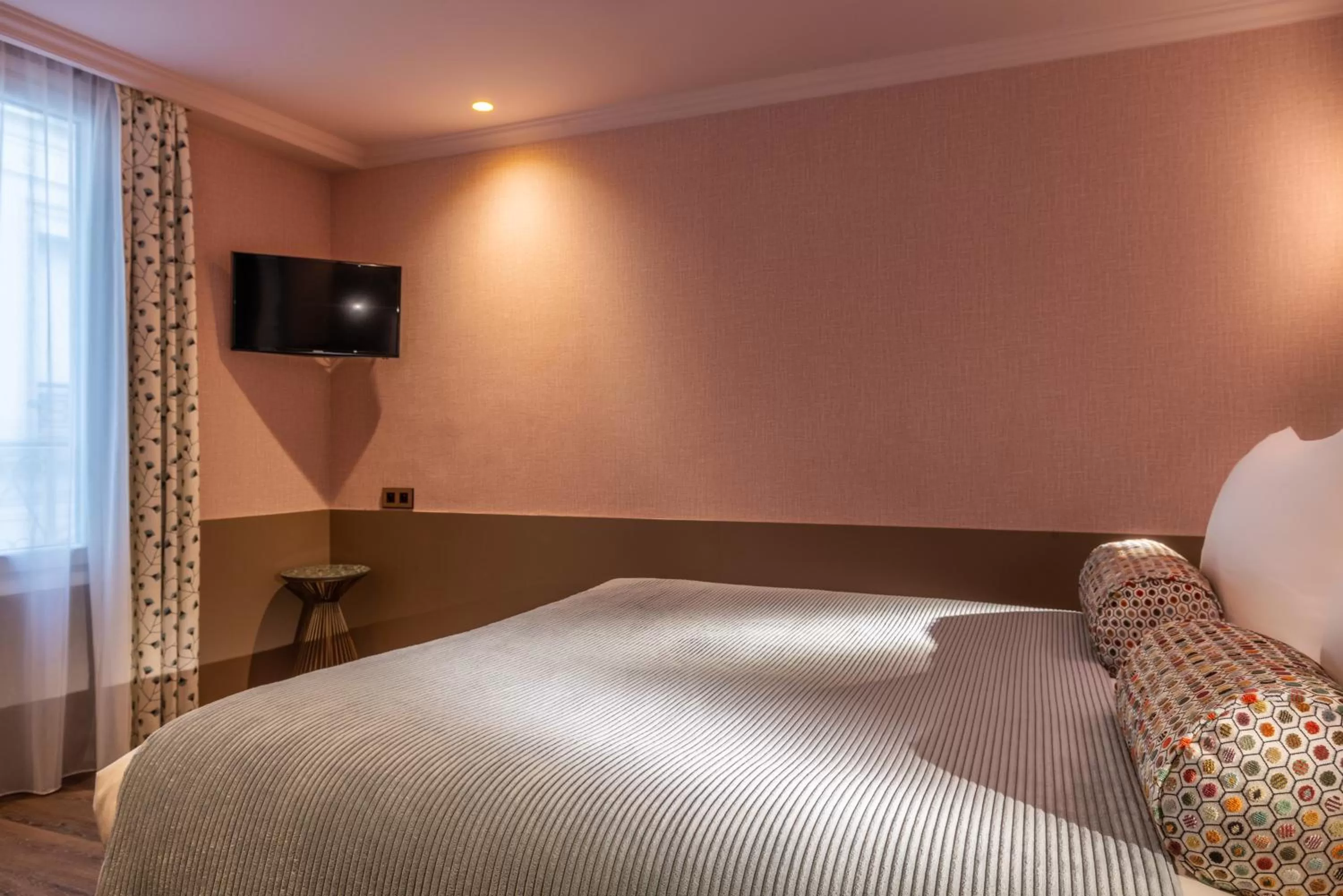 Bed in Maison Axel Opéra Paris