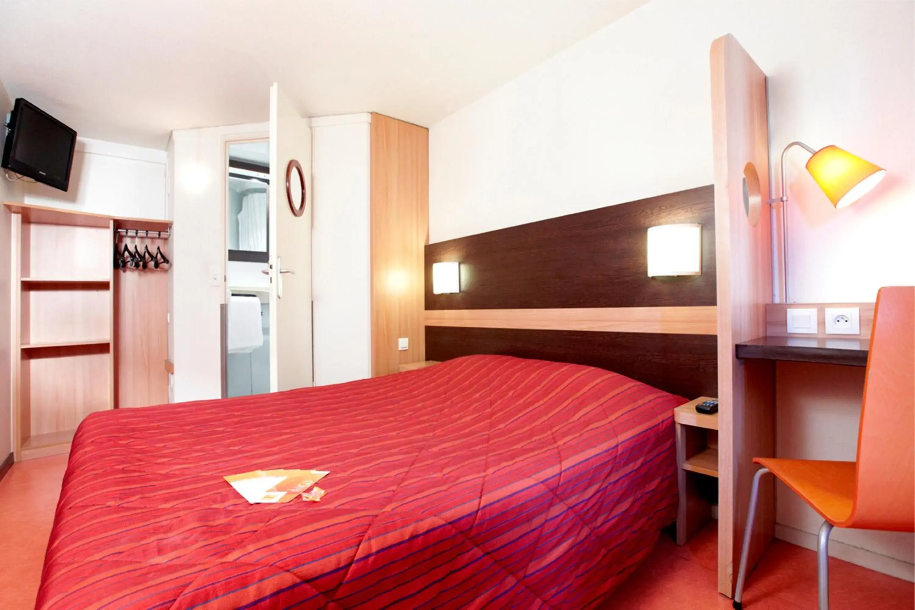 Bedroom, Bed in Premiere Classe Dunkerque Est Armbouts Cappel