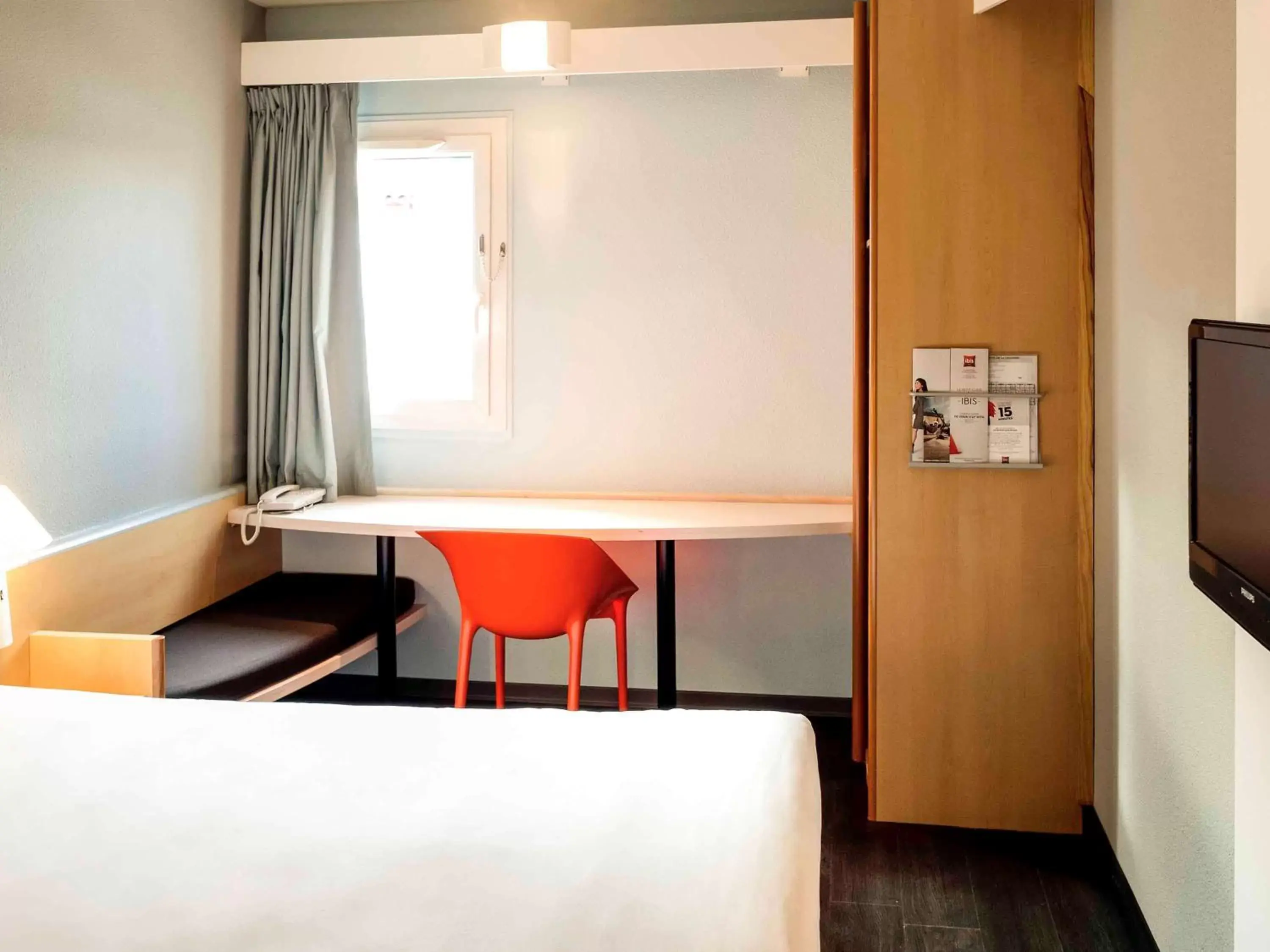 Photo of the whole room, Bed in ibis Bayonne Centre