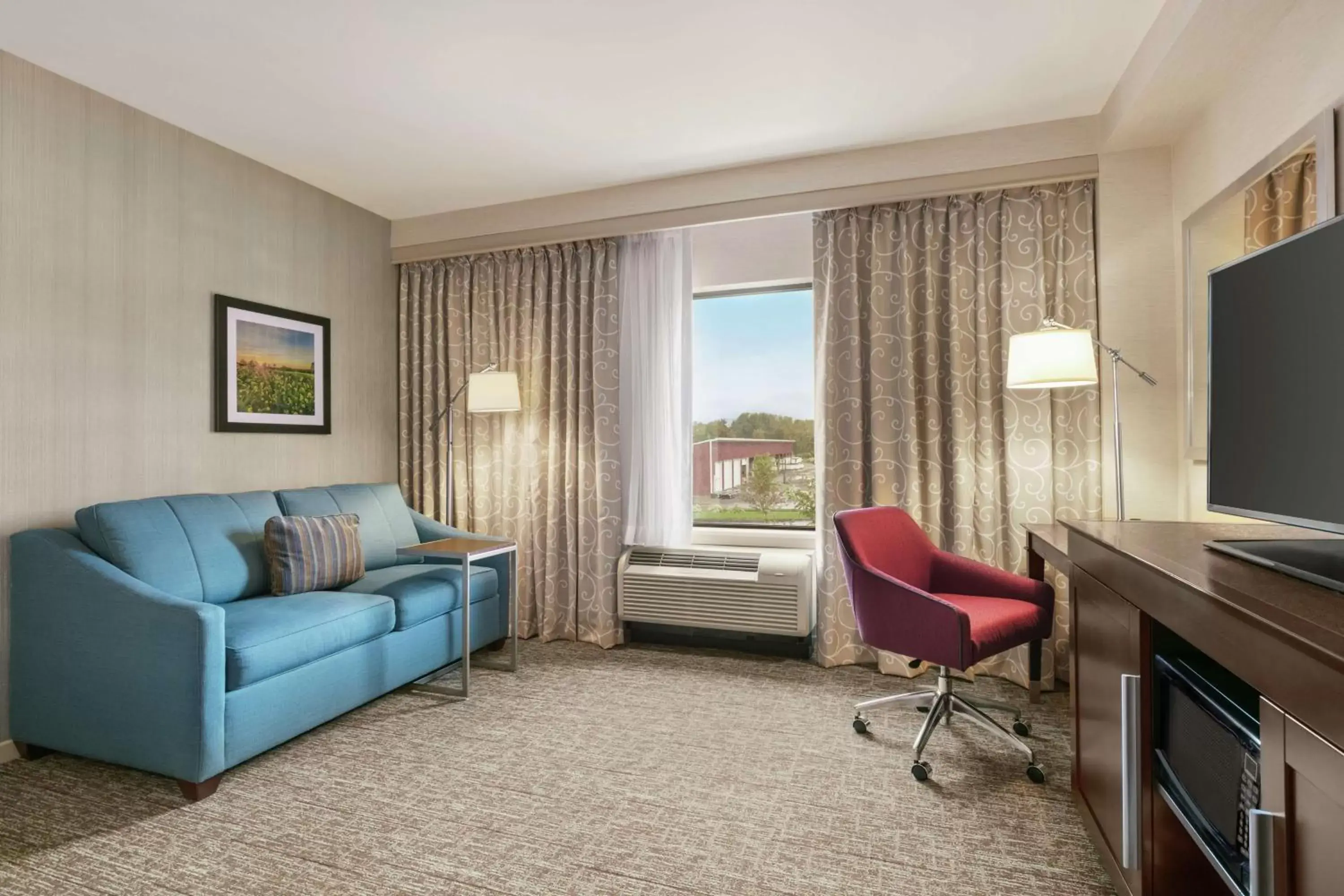 Bedroom, Seating Area in Hampton Inn Penn Yan, NY