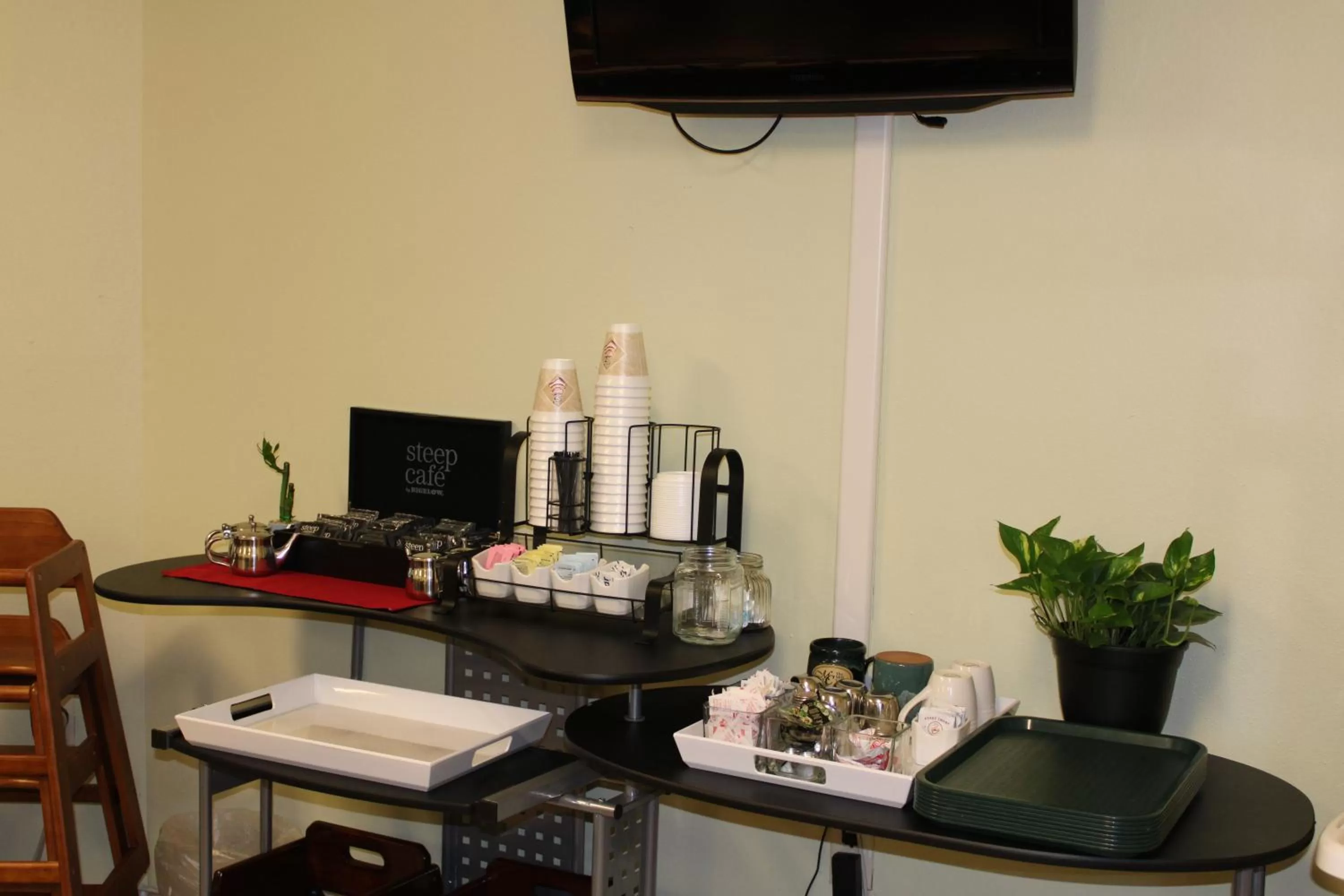 TV and multimedia, TV/Entertainment Center in Mill Creek Hotel