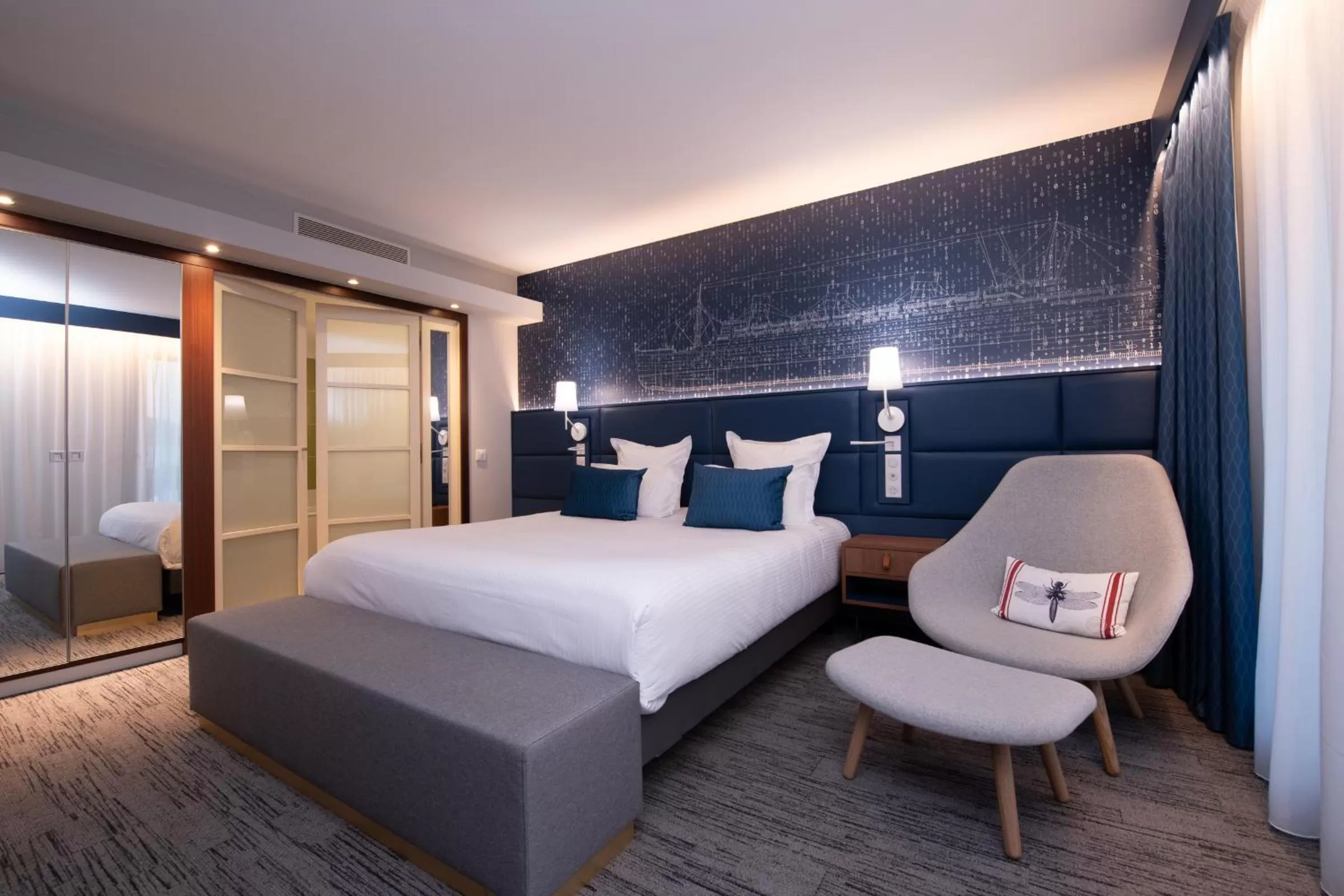 Bed in Hôtel Mercure Toulon La Seyne-Sur-Mer