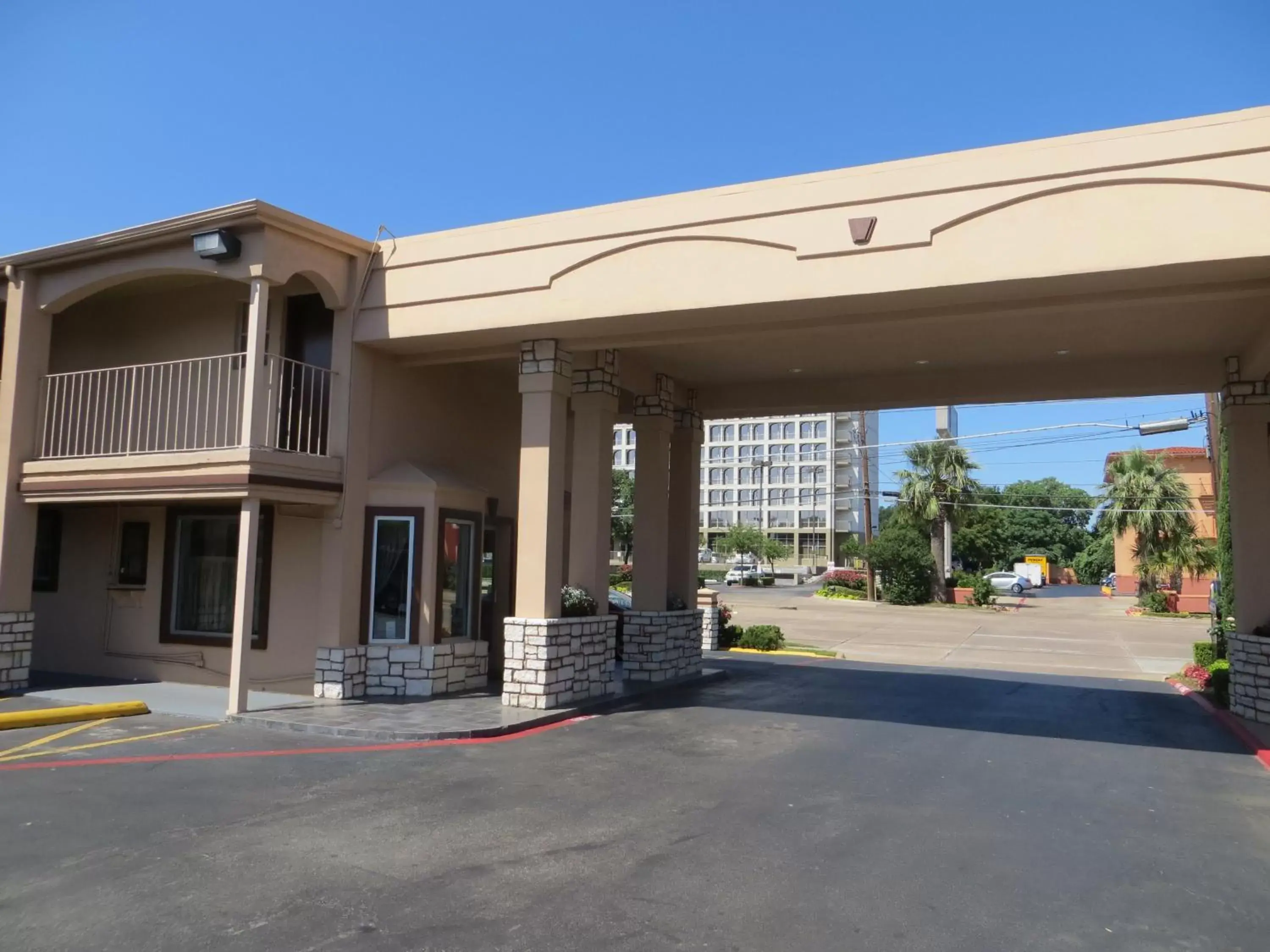 Facade/entrance, Property Building in Days Inn by Wyndham Market Center Dallas