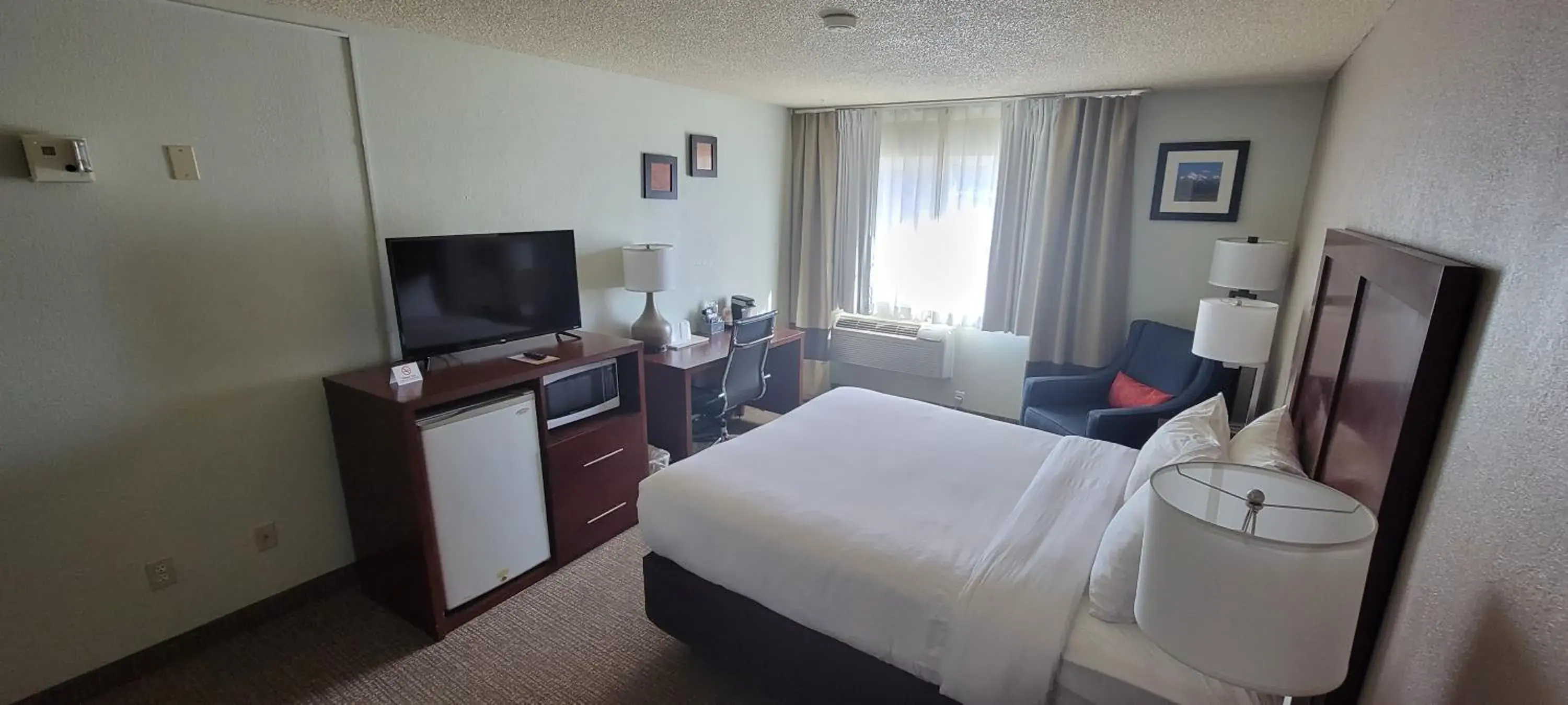 Photo of the whole room, TV/Entertainment Center in Comfort Inn Yreka I-5