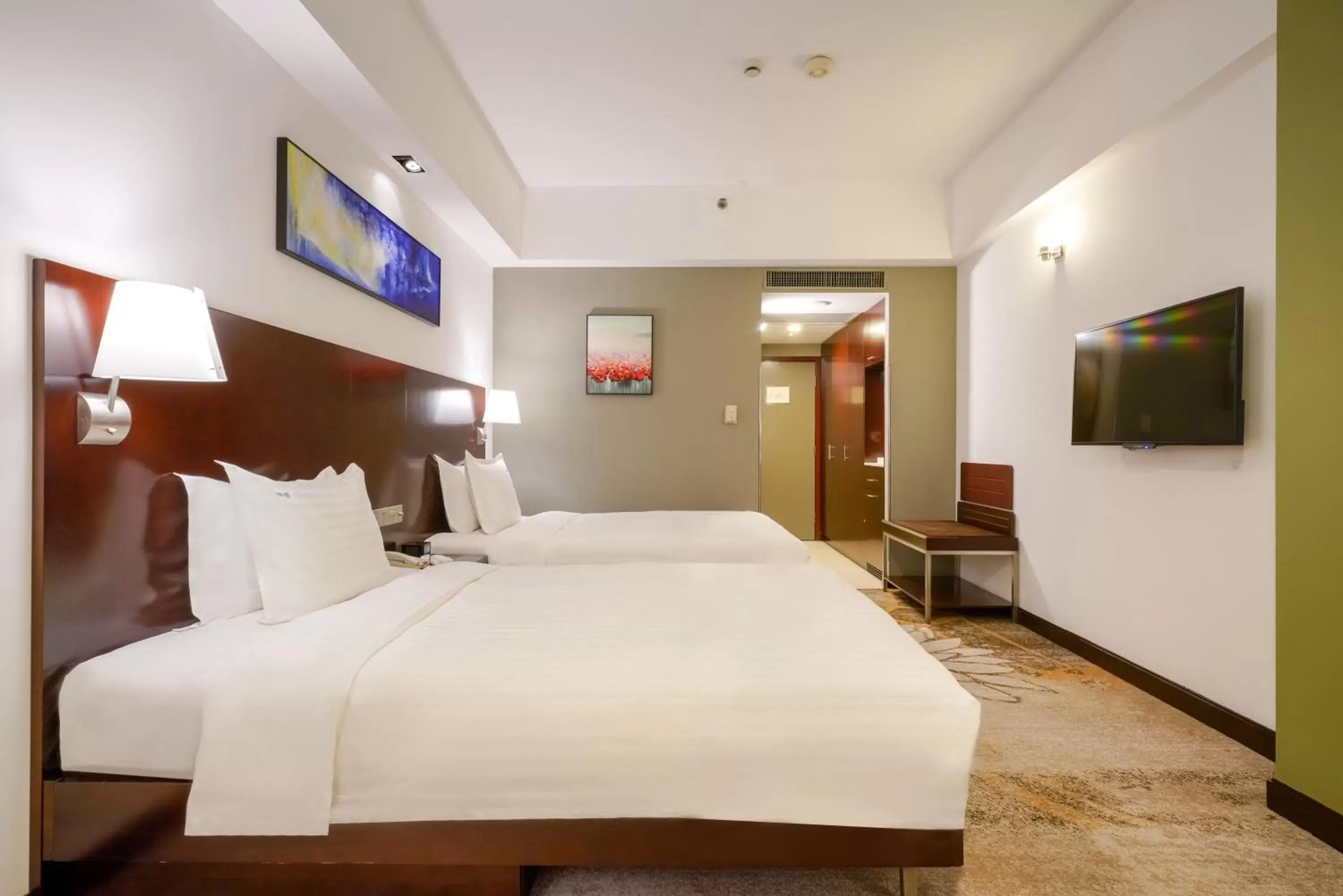 Bed in Holiday Inn Shanghai Vista, an IHG Hotel