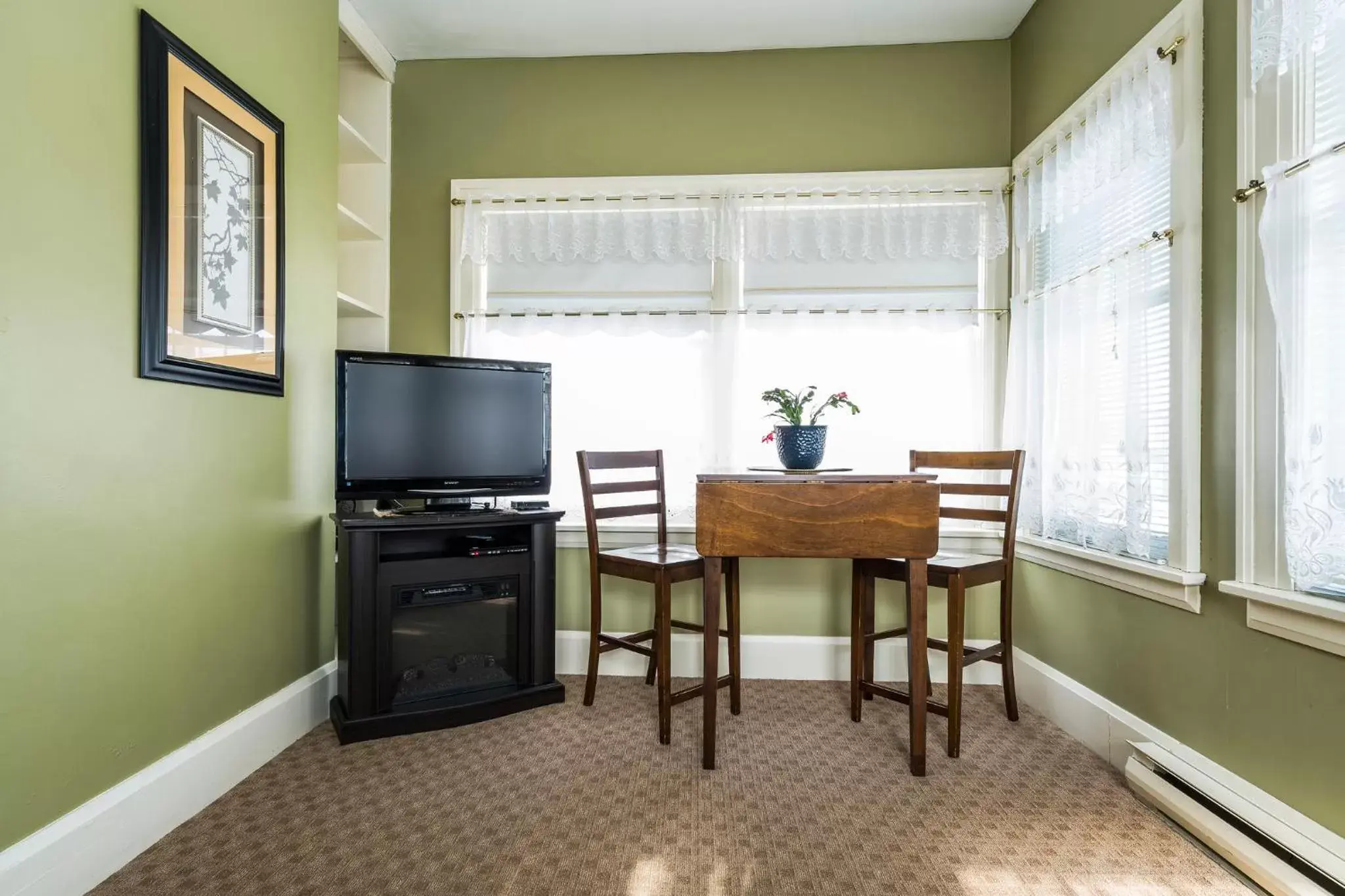 Living room, TV/Entertainment Center in The Inn on Bay