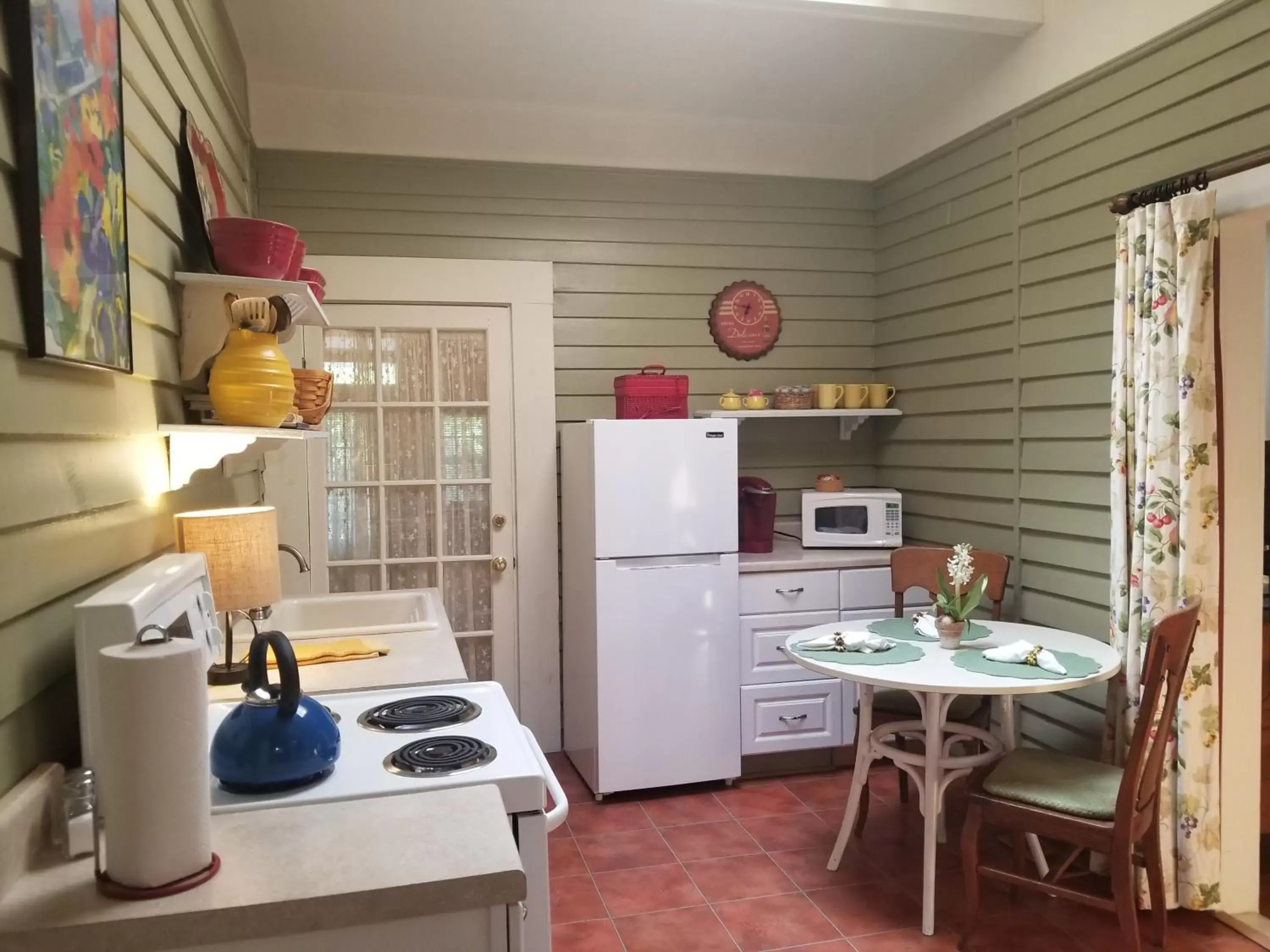 Breakfast, Kitchen/Kitchenette in Rosemont B&B Cottages