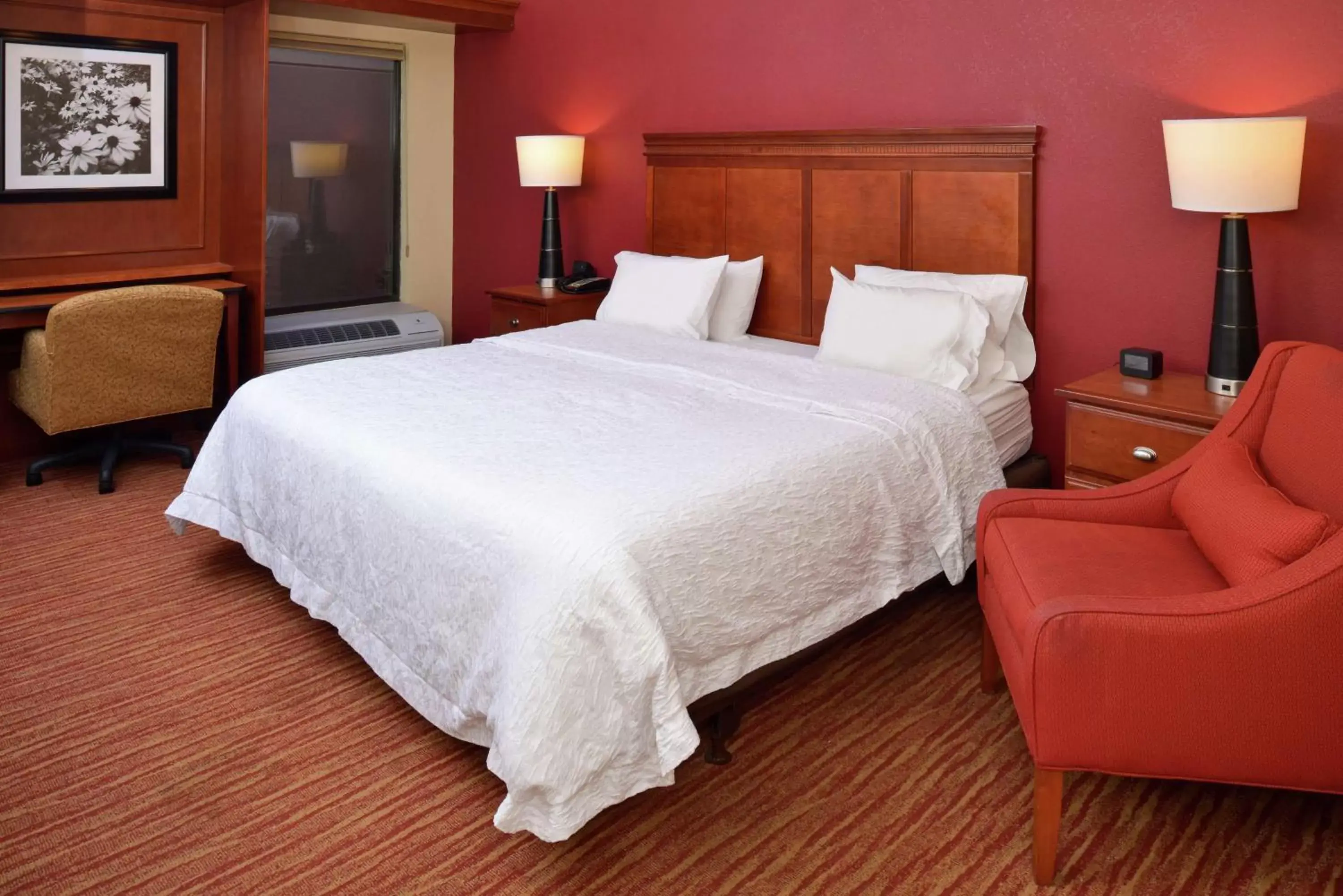 Bedroom, Bed in Hampton Inn Columbus-East