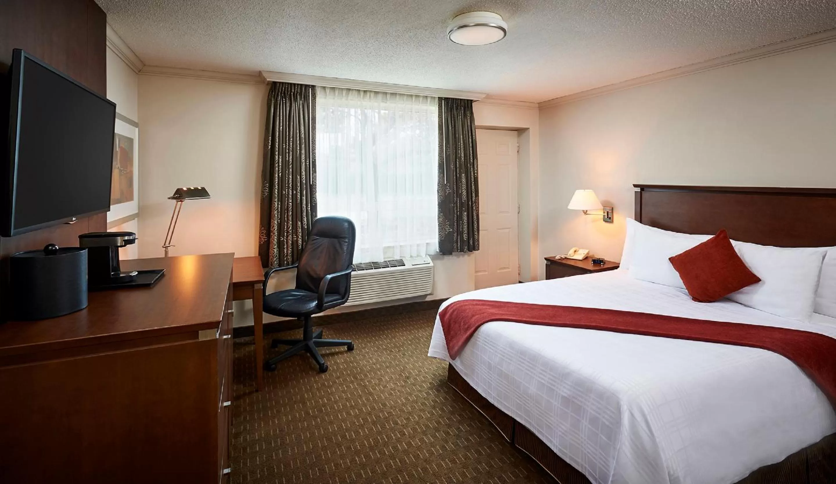 Photo of the whole room, Bed in Best Western Plus Guildwood Inn