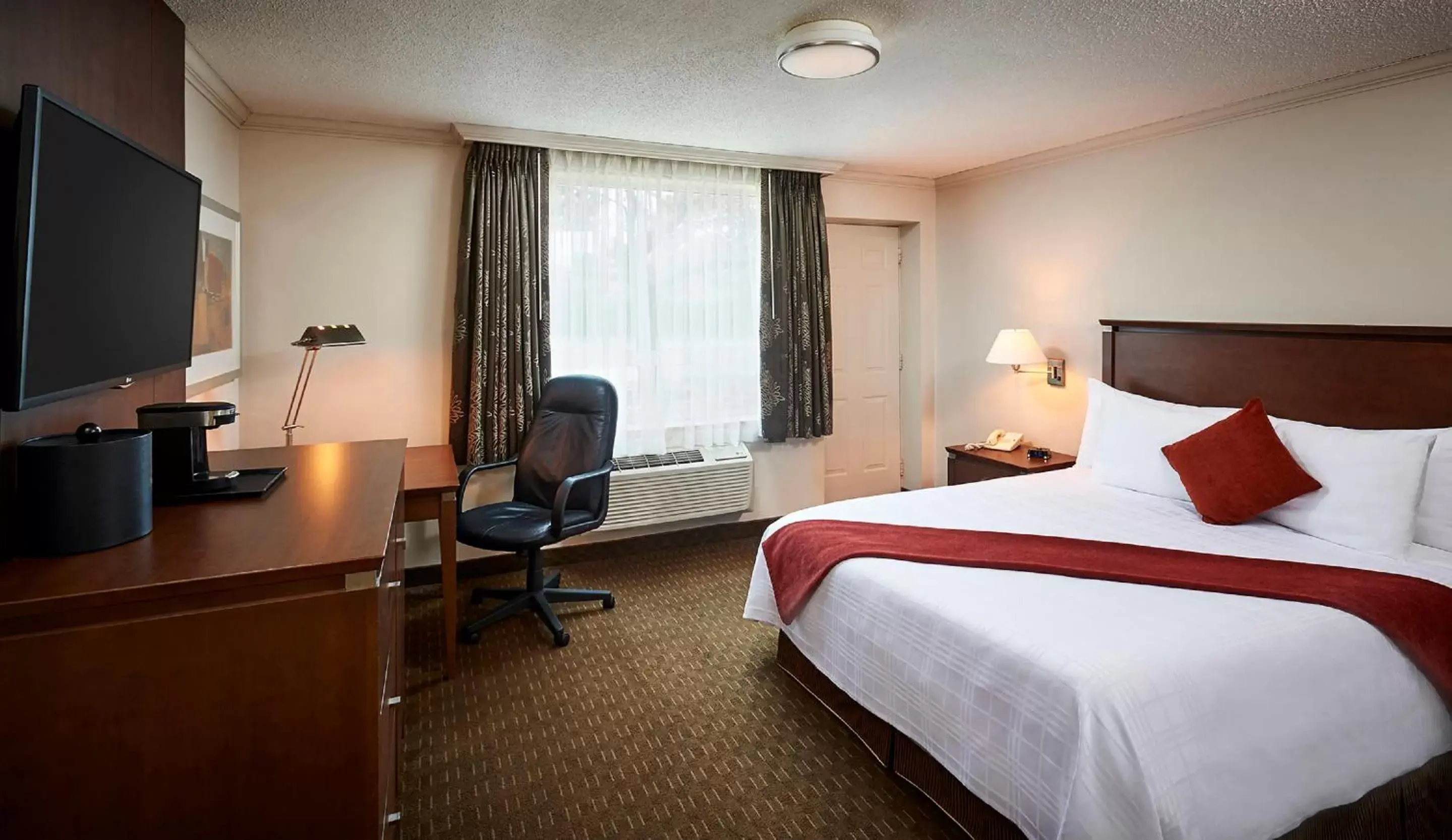 Photo of the whole room in Best Western Plus Guildwood Inn