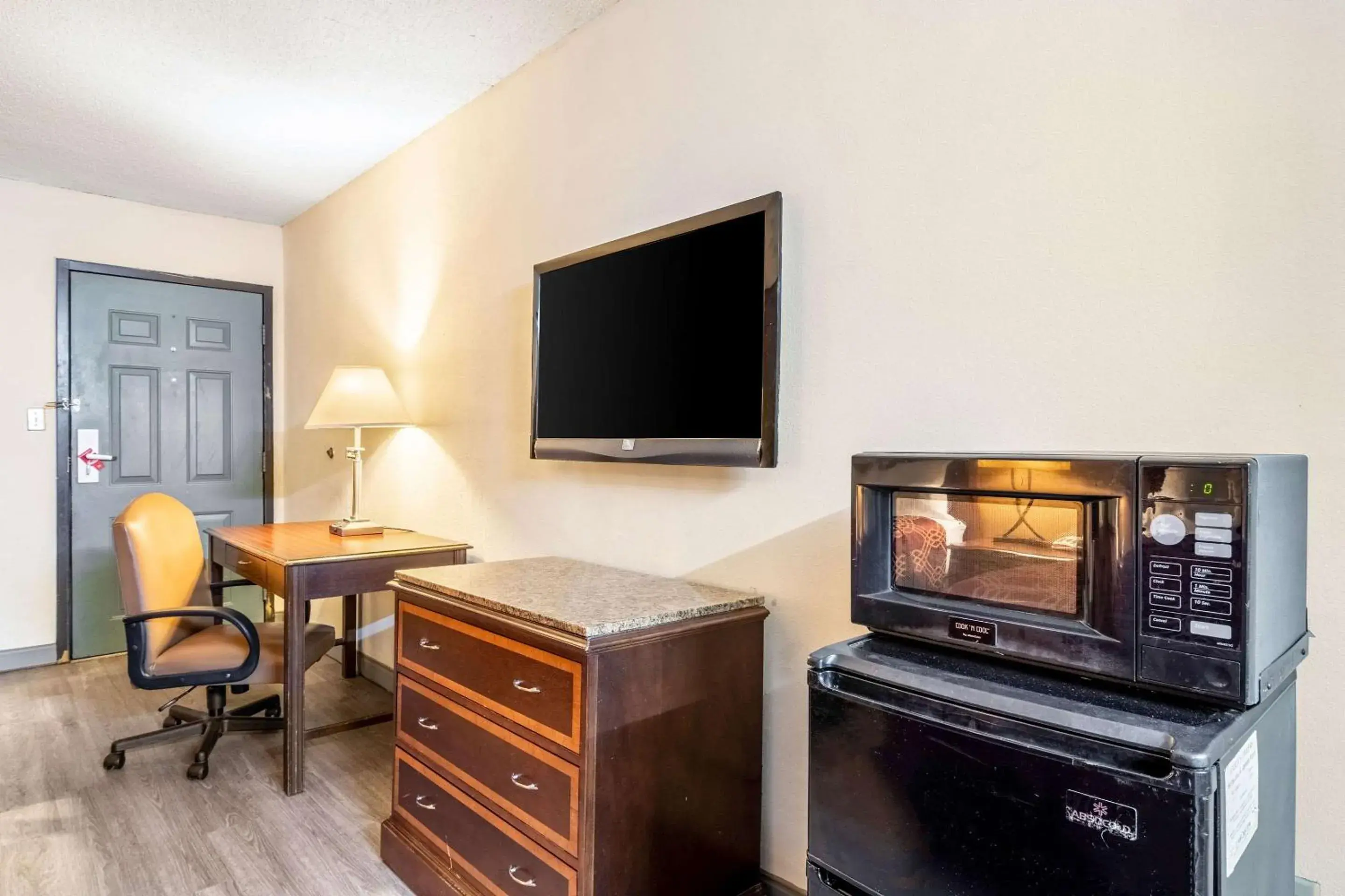 Photo of the whole room, TV/Entertainment Center in Econo Lodge Acworth