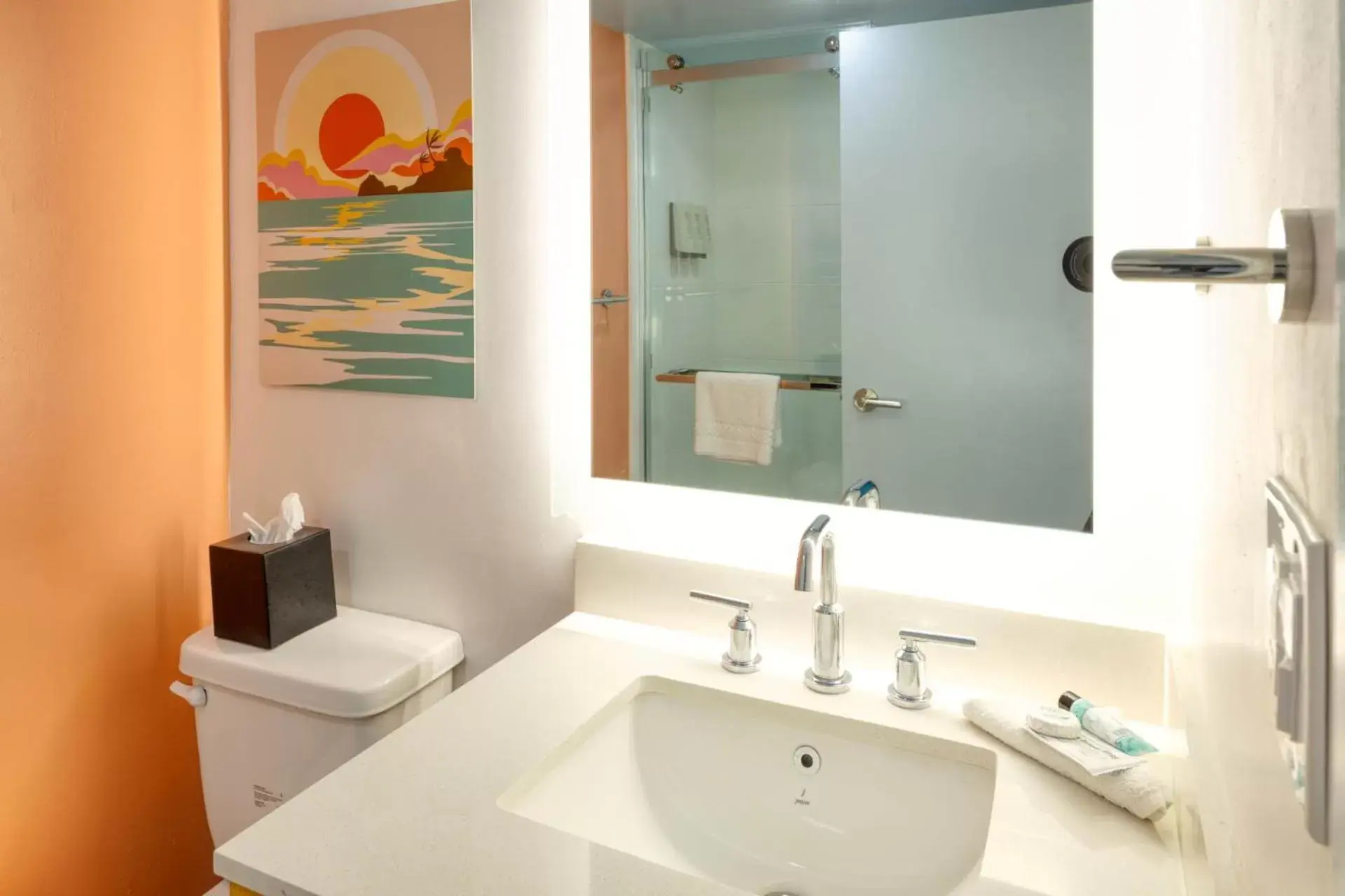 Bathroom in Golden Sands Oceanfront Hotel