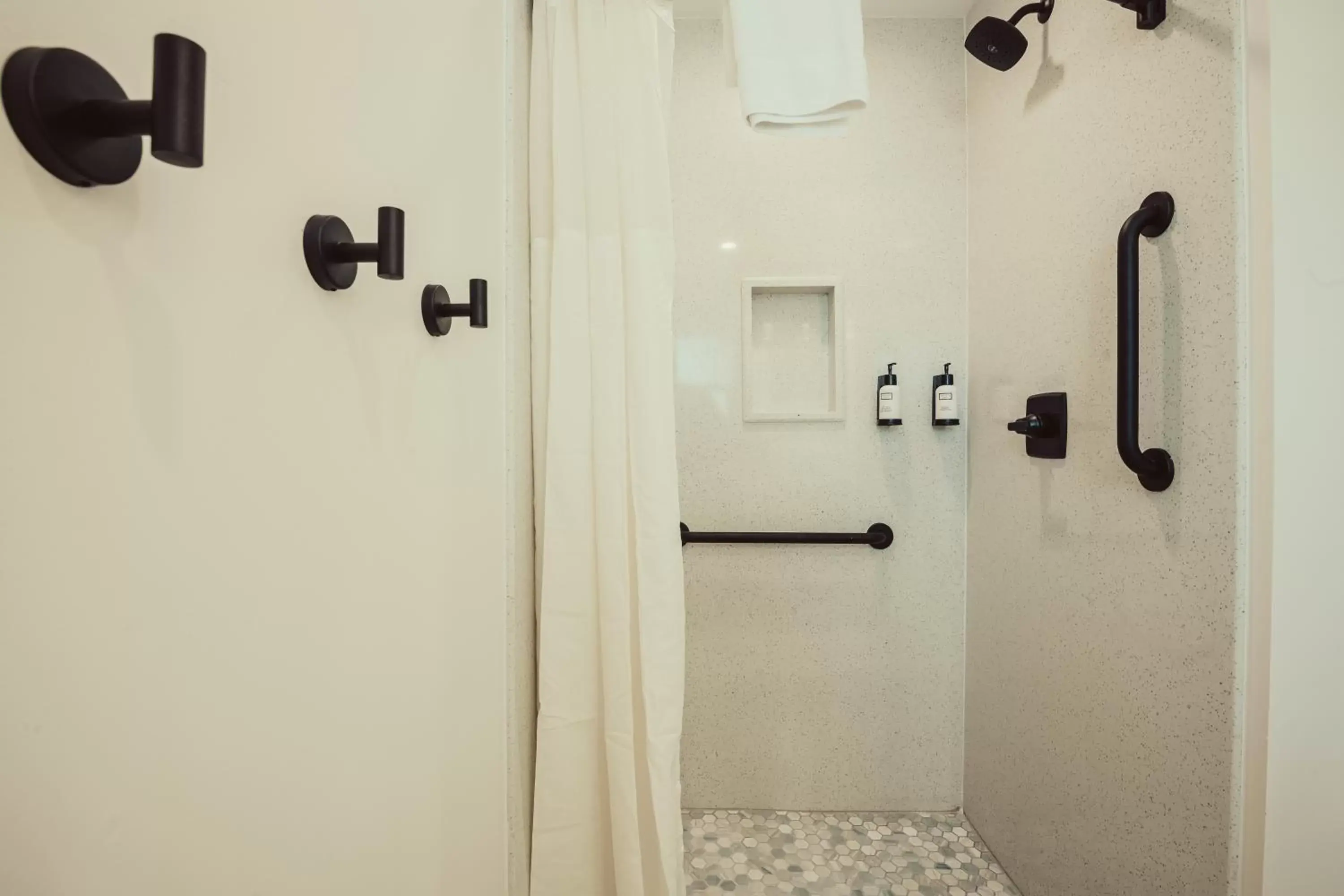 Shower, Bathroom in Blufftop Inn & Suites - Wharf/Restaurant District