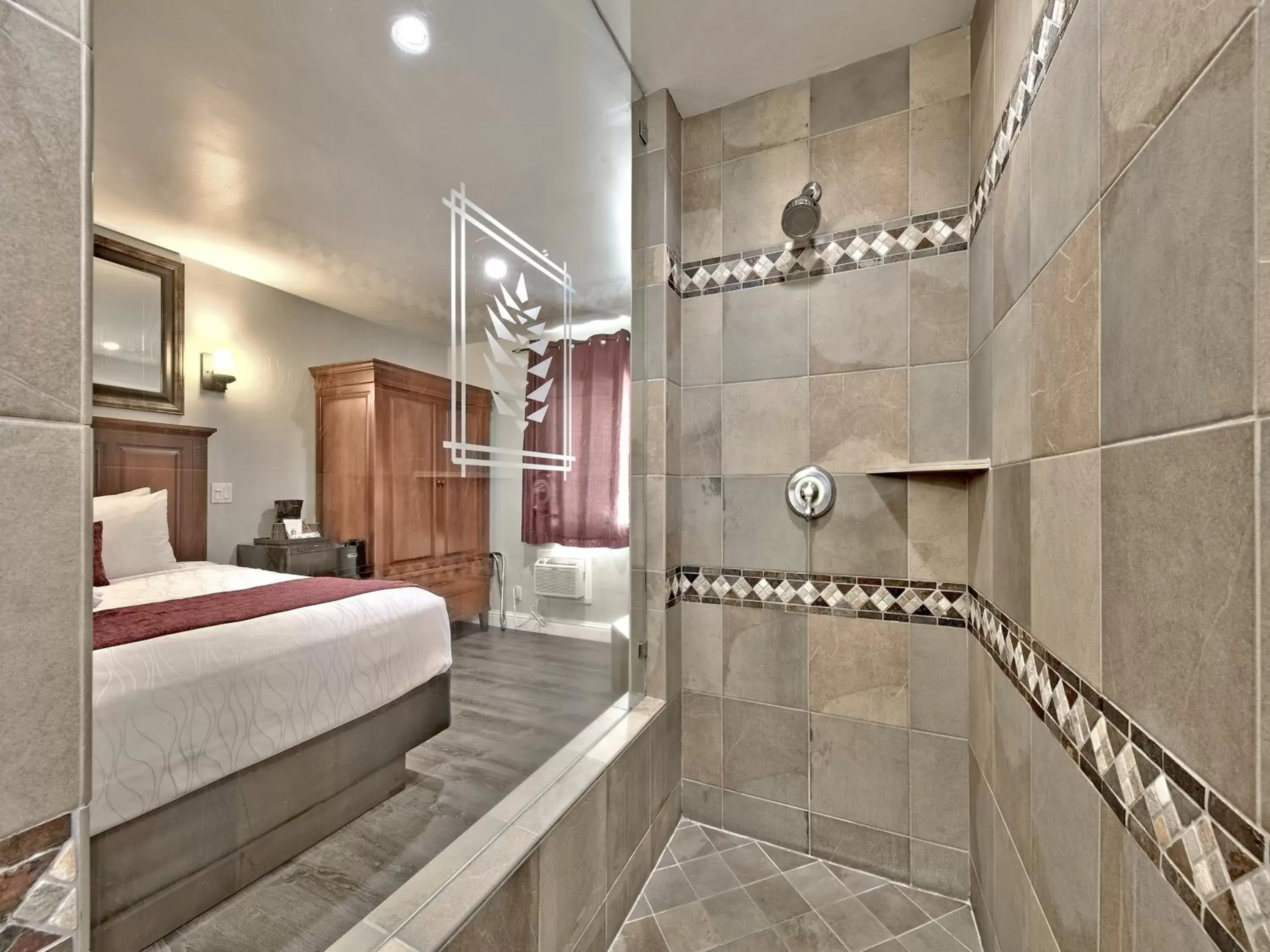 Shower, Bed in Secrets Inn Lake Tahoe Shower, Bed in Secrets Inn Lake Tahoe