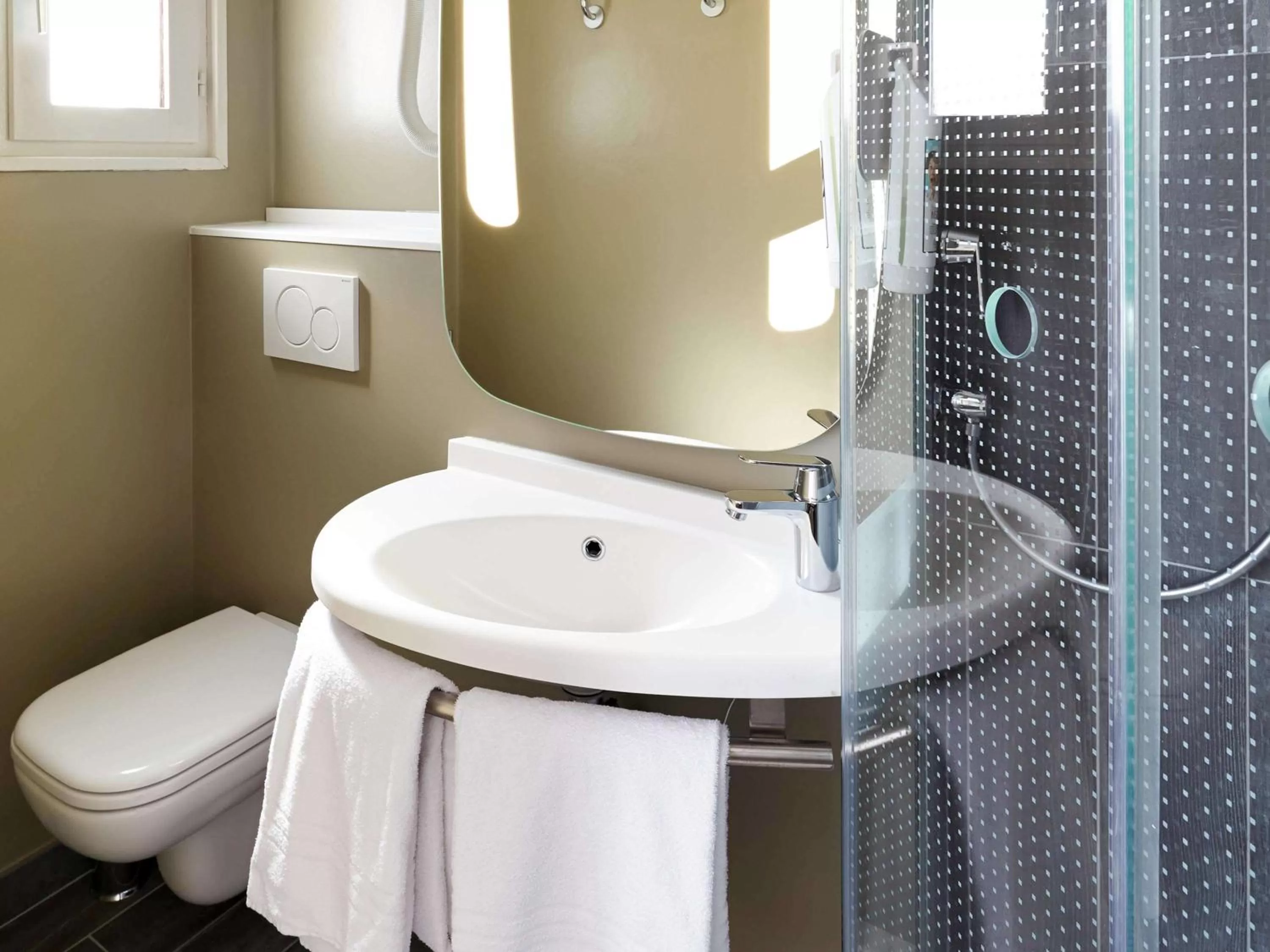 Photo of the whole room in ibis Marne La Vallee Champs-sur-Marne