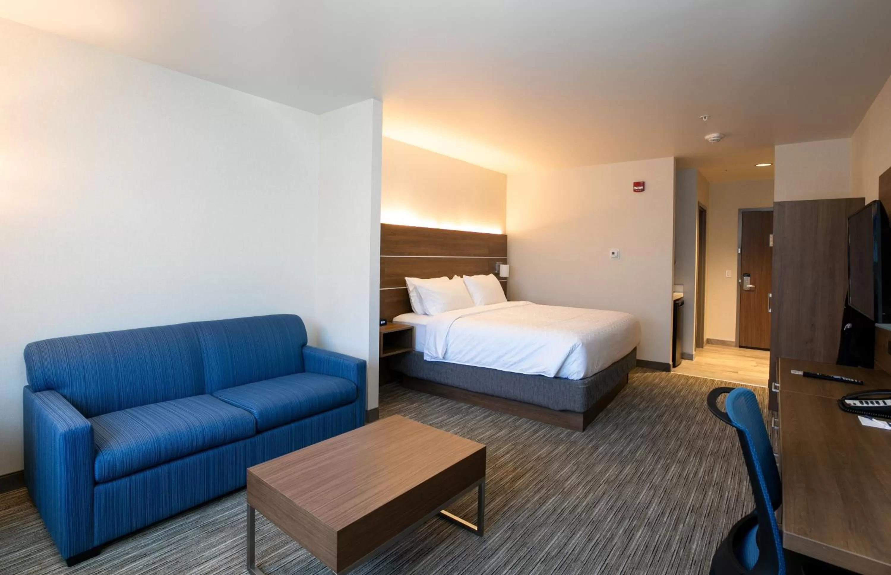 Photo of the whole room, Bed in Holiday Inn Express - Lethbridge Southeast by IHG