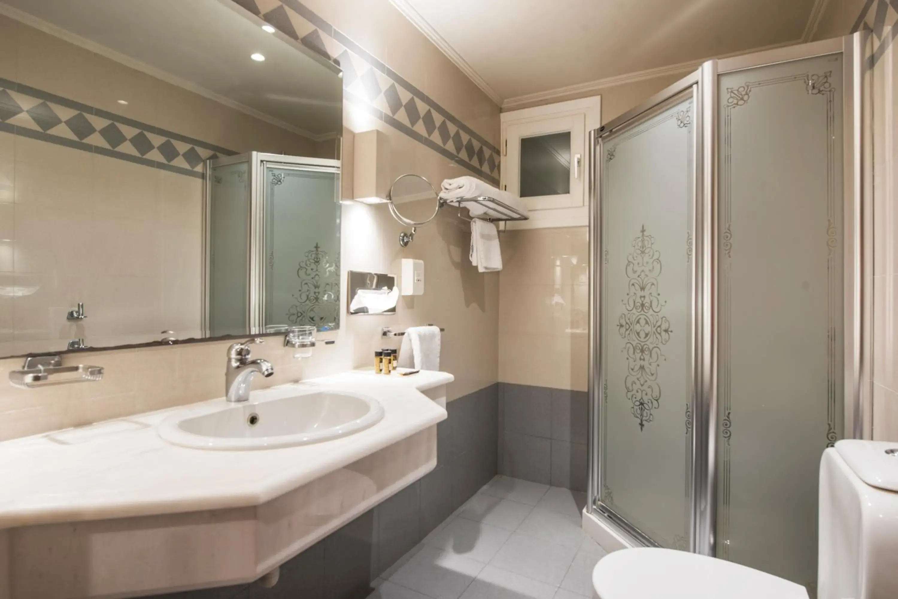 Bathroom in Hotel Hermes