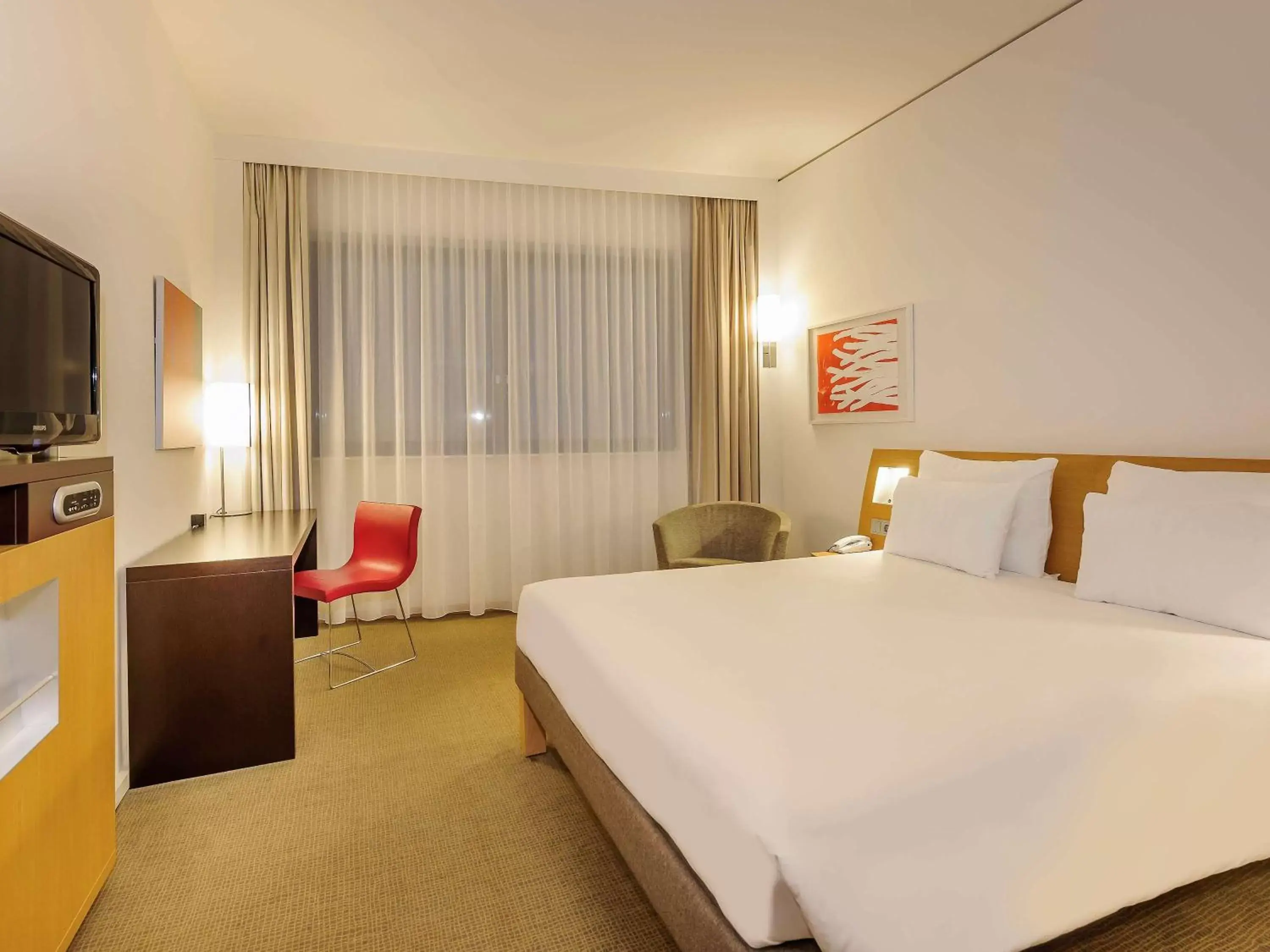 Photo of the whole room, Bed in Novotel München Airport