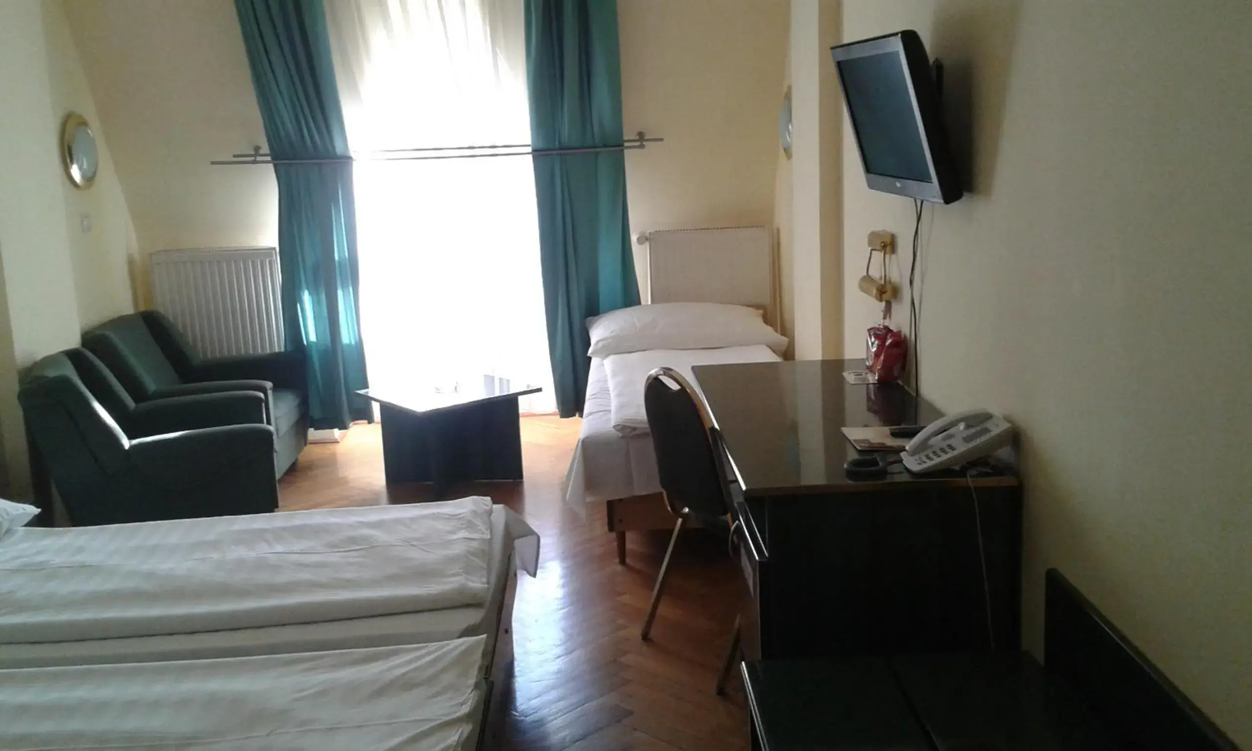 Photo of the whole room, Bed in Hotel Bara