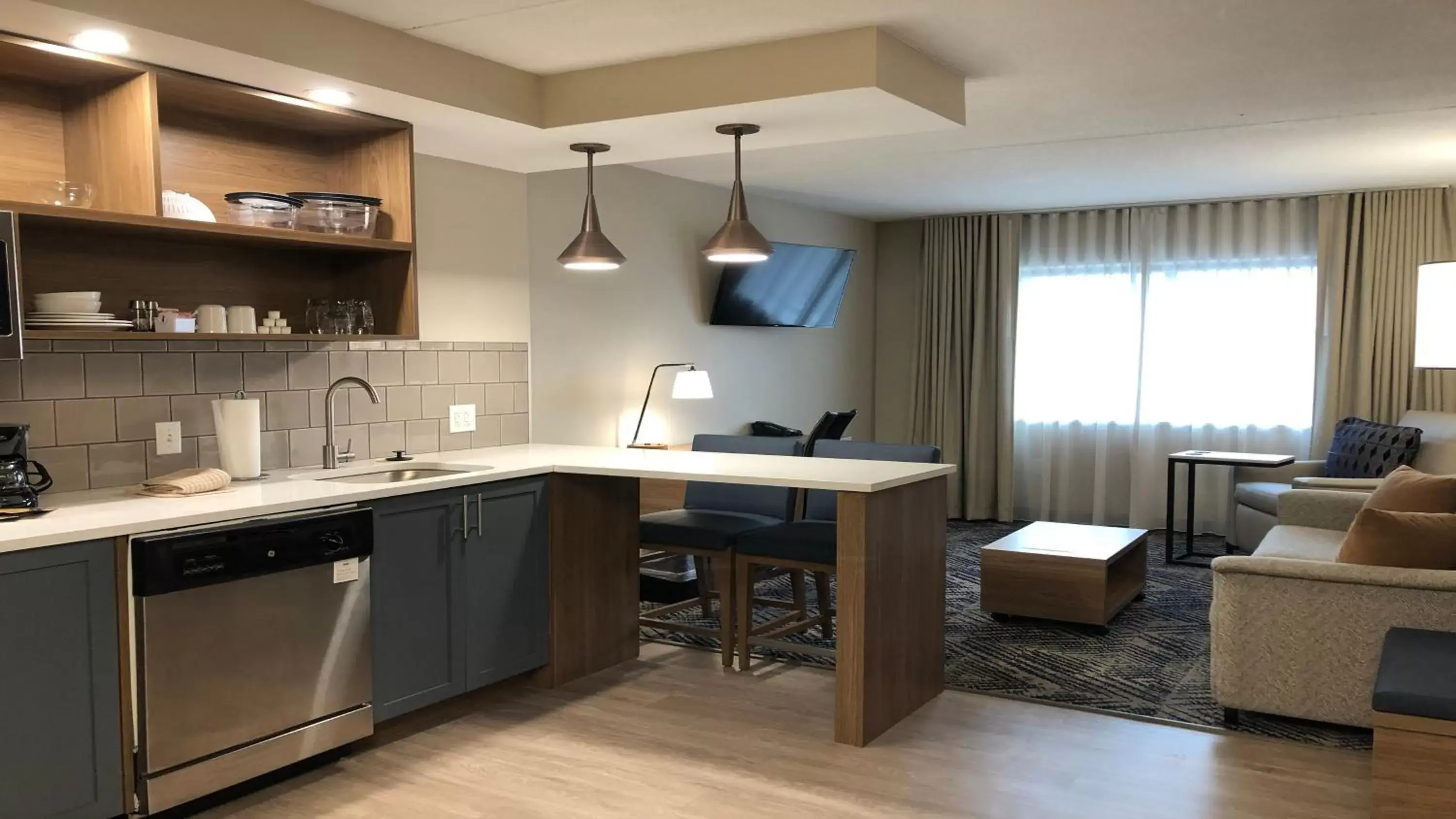 Photo of the whole room, Kitchen/Kitchenette in Candlewood Suites - Cleveland South - Independence, an IHG Hotel