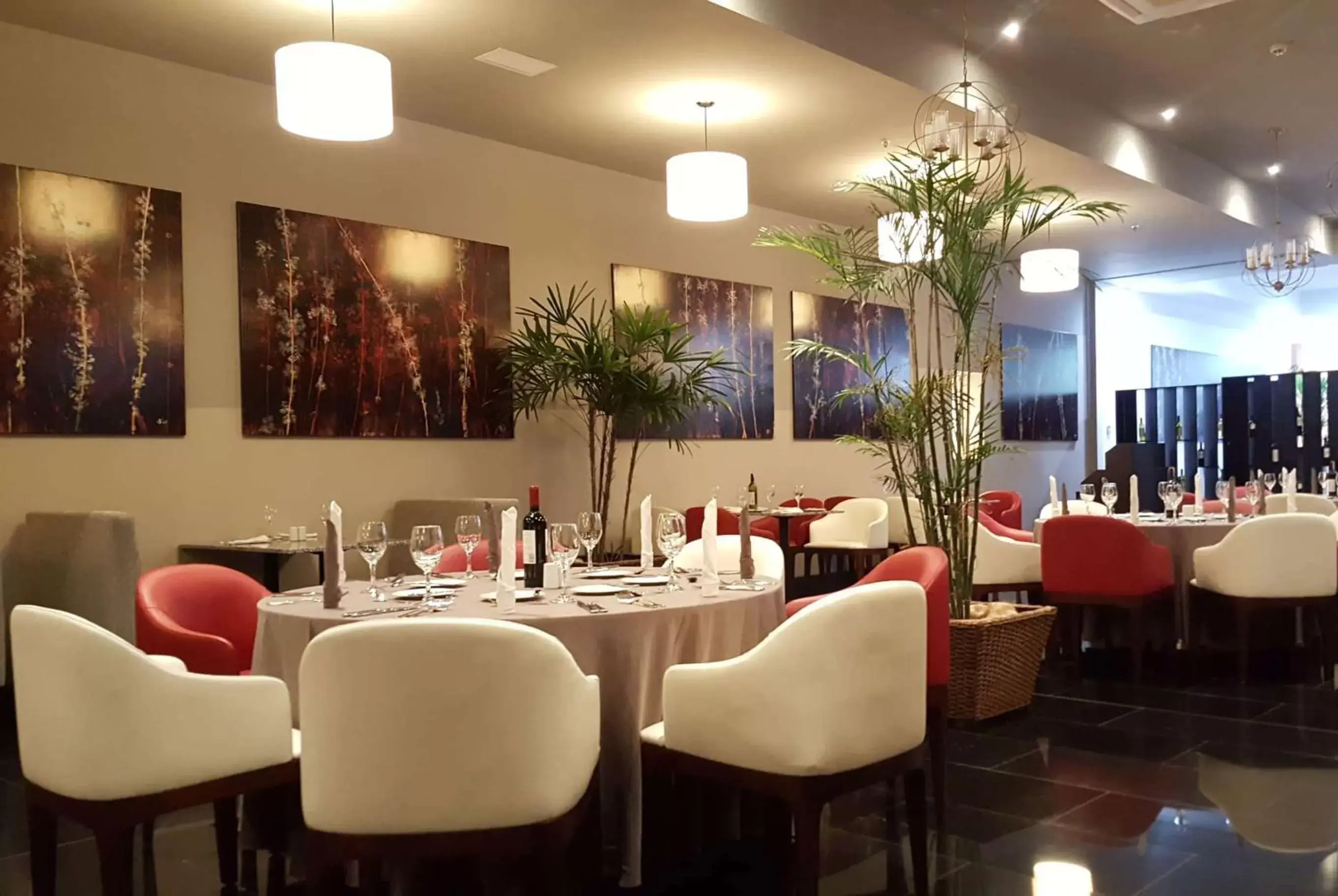 Restaurant/places to eat in Wyndham Manta Sail Plaza Hotel and Convention Center Restaurant/places to eat in Wyndham Manta Sail Plaza Hotel and Convention Center