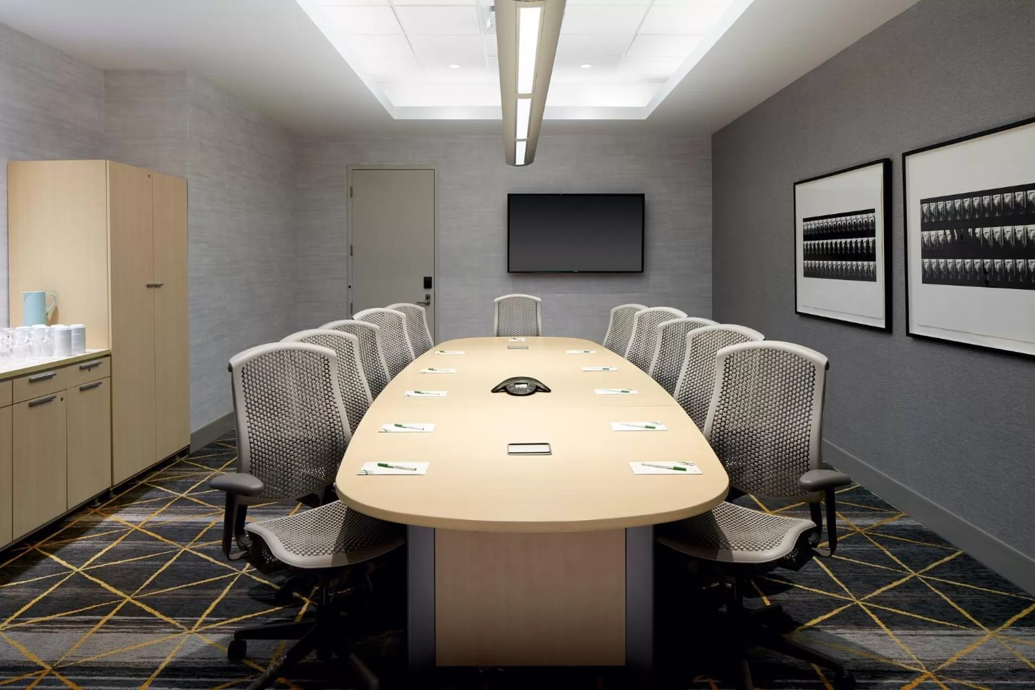 Meeting/conference room in Holiday Inn & Suites Montreal Airport by IHG