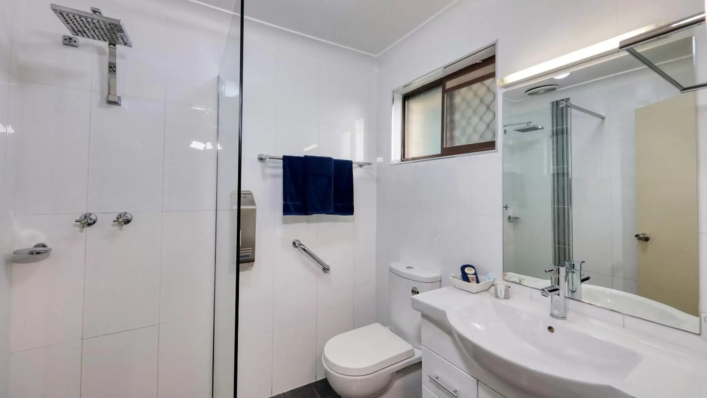 Bathroom in Forest Lodge Motor Inn & Restaurant