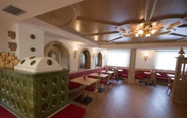 Lounge or bar, Restaurant/Places to Eat in Hotel Zirmes